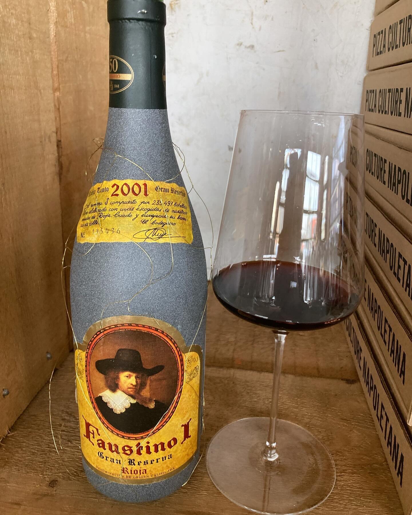 This beautiful 2001 Faustino Gran Reserva Rioja is drinking in its prime. It is a very special bottle. It was named #1 Wine of the Year by Decanter Magazine in 2013! Thank you @salt_and_smoke_charcuterie for sharing this amazing wine! #soulvinesomm #