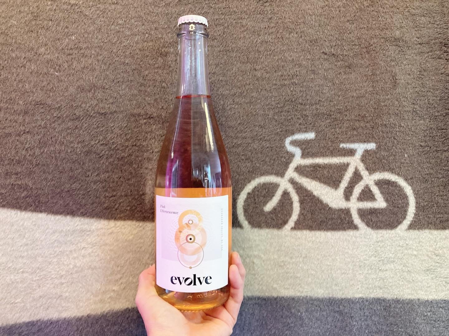 Drink Pink! I am impressed by this Evolve Pink Effervescence. A blend of 70% Chardonnay, 28% Pinot Blanc and a 2% splash of Syrah to give it the pretty salmon colour. Dry and refreshing with raspberry, strawberry and honeydew melon flavours.This bubb