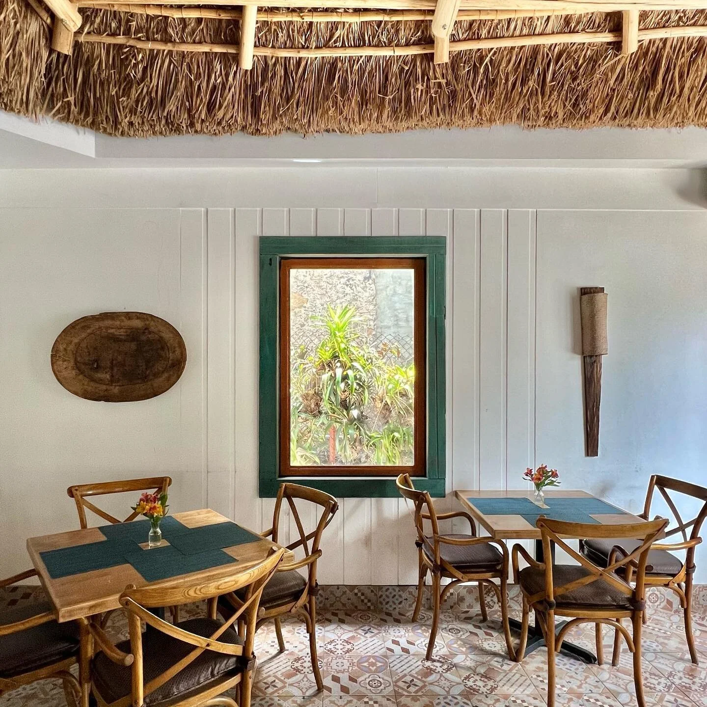 👨&zwj;🎨A canvas paint by nature. 🌴 This is our 4th time enjoying at this gourmet Panamanian restaurant. Just can&rsquo;t stop staring at this window view&hellip;👀

#boquete #panama #panamanian #food #nature #restaurant #restaurantdesign #view #tr