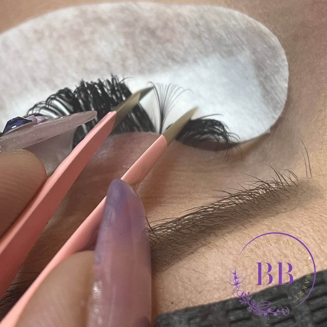 Isolation and hand made fans 😍 aside from products, proper technique plays a huge role in retention and the health of your natural lashes. Remember the health of your natural lashes come first! 

Like, comment, share, BOOK! Link in bio 💜