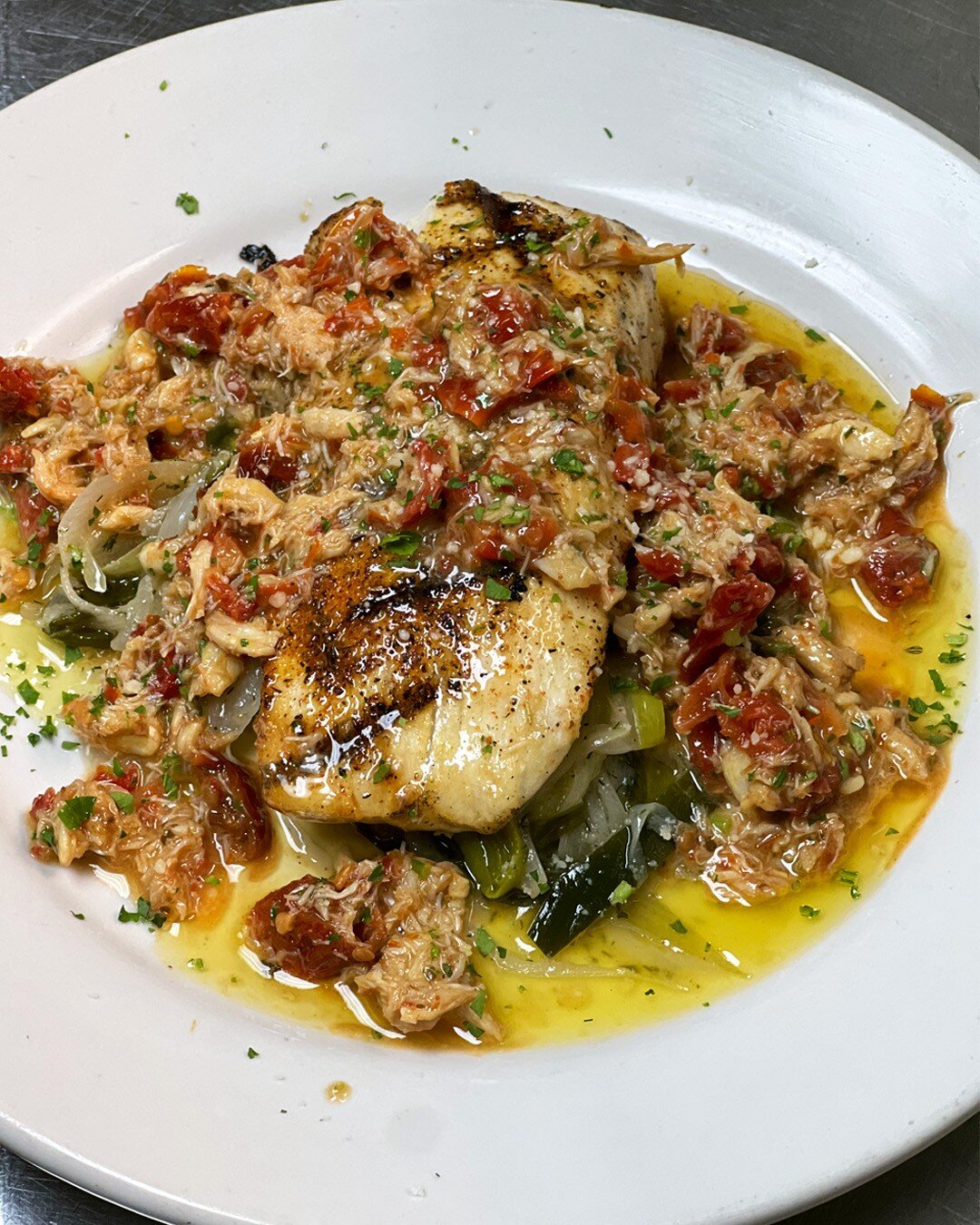 Bring the whole family and join us this weekend for a mouthwatering dinner special! 🍽

➡ Mahi Mahi with Crab 
Lightly blackened Mahi Mahi grilled and served over Buttered Leeks and Shallots. Topped in a White Wine Butter Sauce with Crab meat and sun