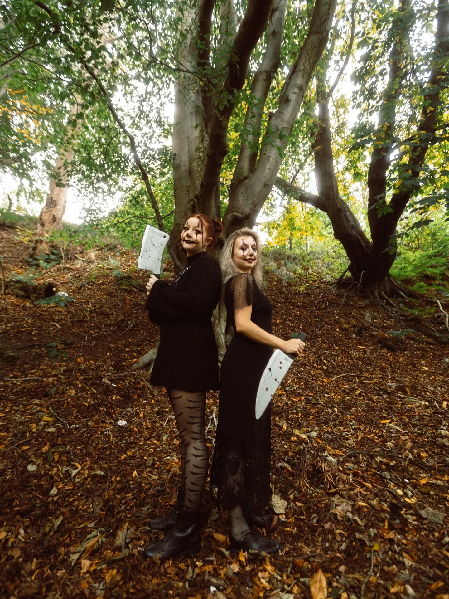 Have you or anyone you know seen these two escaped criminals stalking their next victim? 

Described as armed and extremely dangerous, you better watch your backs! 

#gregapixel #aberdeenphotographer #halloweenphotoshoot #halloween2025 #autumnphotosh