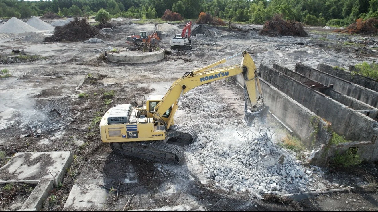 Komatsu PC360 excavator breaking concrete on a Knepp Construction demolition project