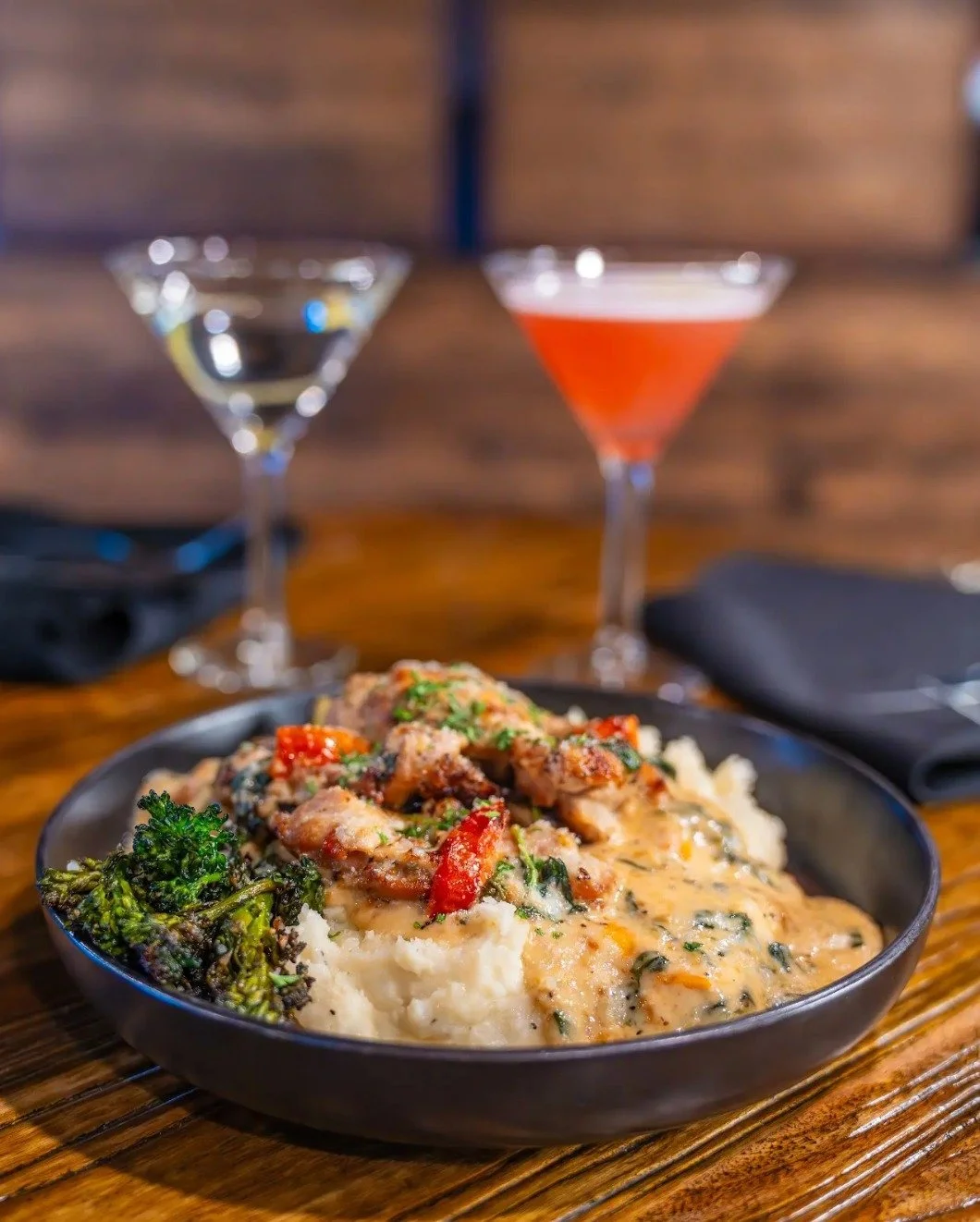 Experience the rich flavors of our Tuscan Chicken 🍽️✨ Pan-seared chicken thighs, marinated tomatoes, spinach, and a creamy Parmesan sauce, served with mashed potatoes and seasonal veggies. A hearty and flavorful dish that&rsquo;s sure to satisfy.
#V