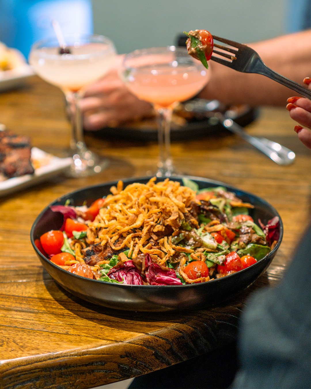 Where freshness meets flavor. 🥩🥗 Our Steak Salad features a 6 oz ribeye, crisp greens, onion straws, blue cheese, and a drizzle of balsamic perfection.
ㅤ
#VintageEats #ReddingFood #SteakSalad #ReddingCA #FreshFlavors #Foodie