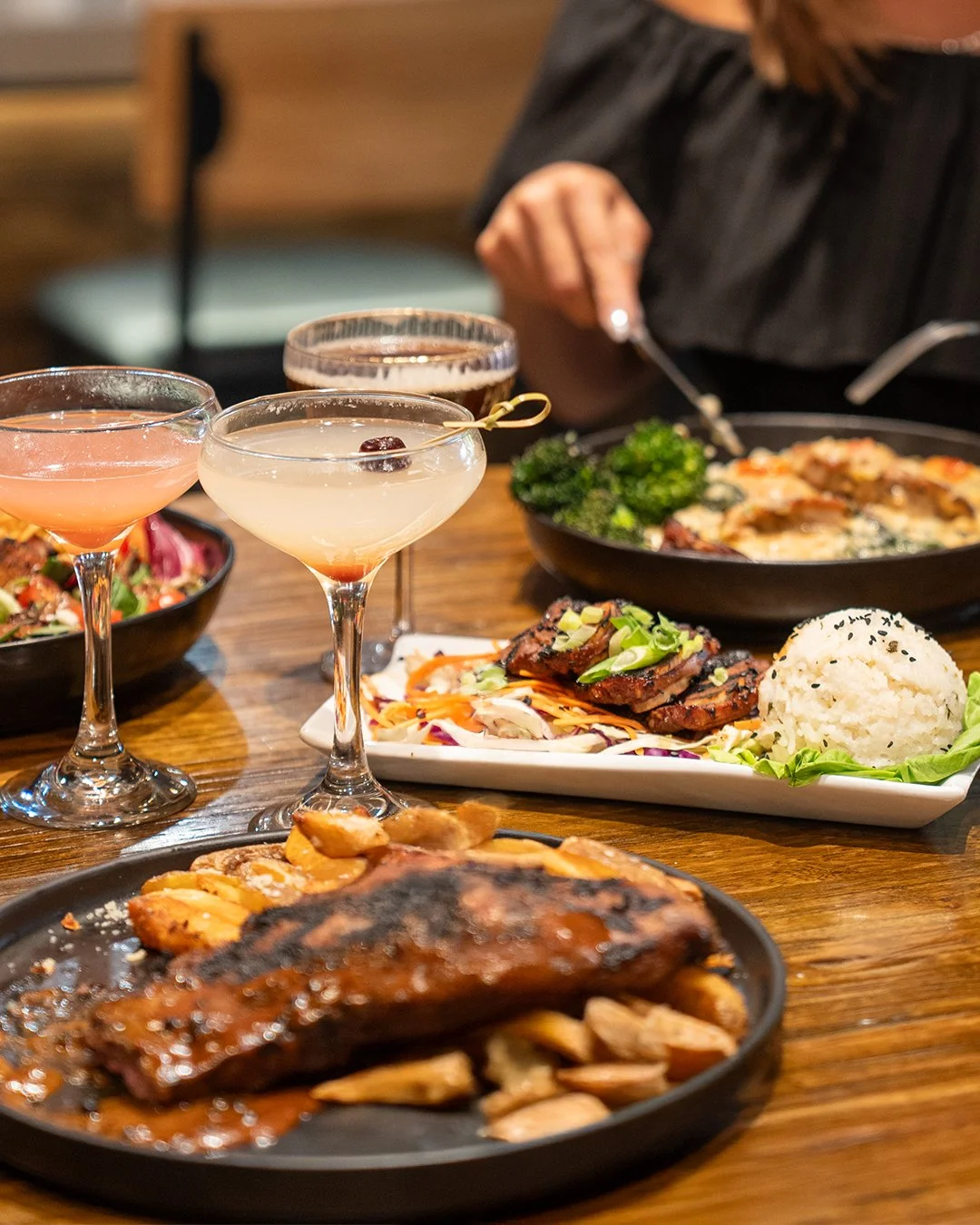 Dinner plans, sorted. 🍸 From cocktails to entr&eacute;es, every bite and sip is crafted with care. View our full menu at vintageredding.com.
ㅤ
#VintageVibes #ReddingEats #CocktailHour #ReddingCA #DinnerTime