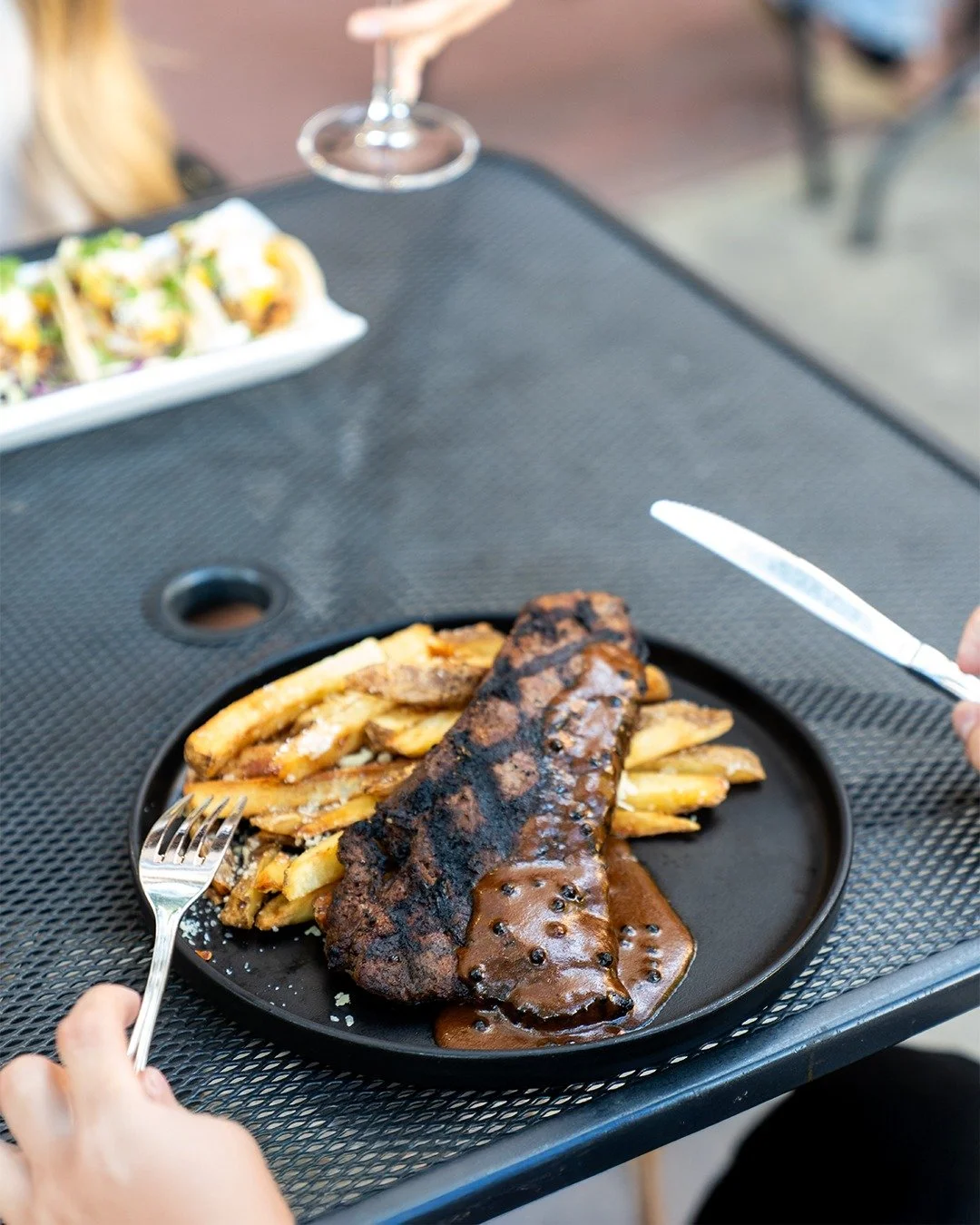 Steak Frites done right. New York steak, creamy peppercorn pan sauce, and house cut duck fat fries that steal the show.
ㅤ
#VintagePublicHouse #ReddingEats #SteakFrites #ReddingCA #FoodieFavorites #DinnerTime