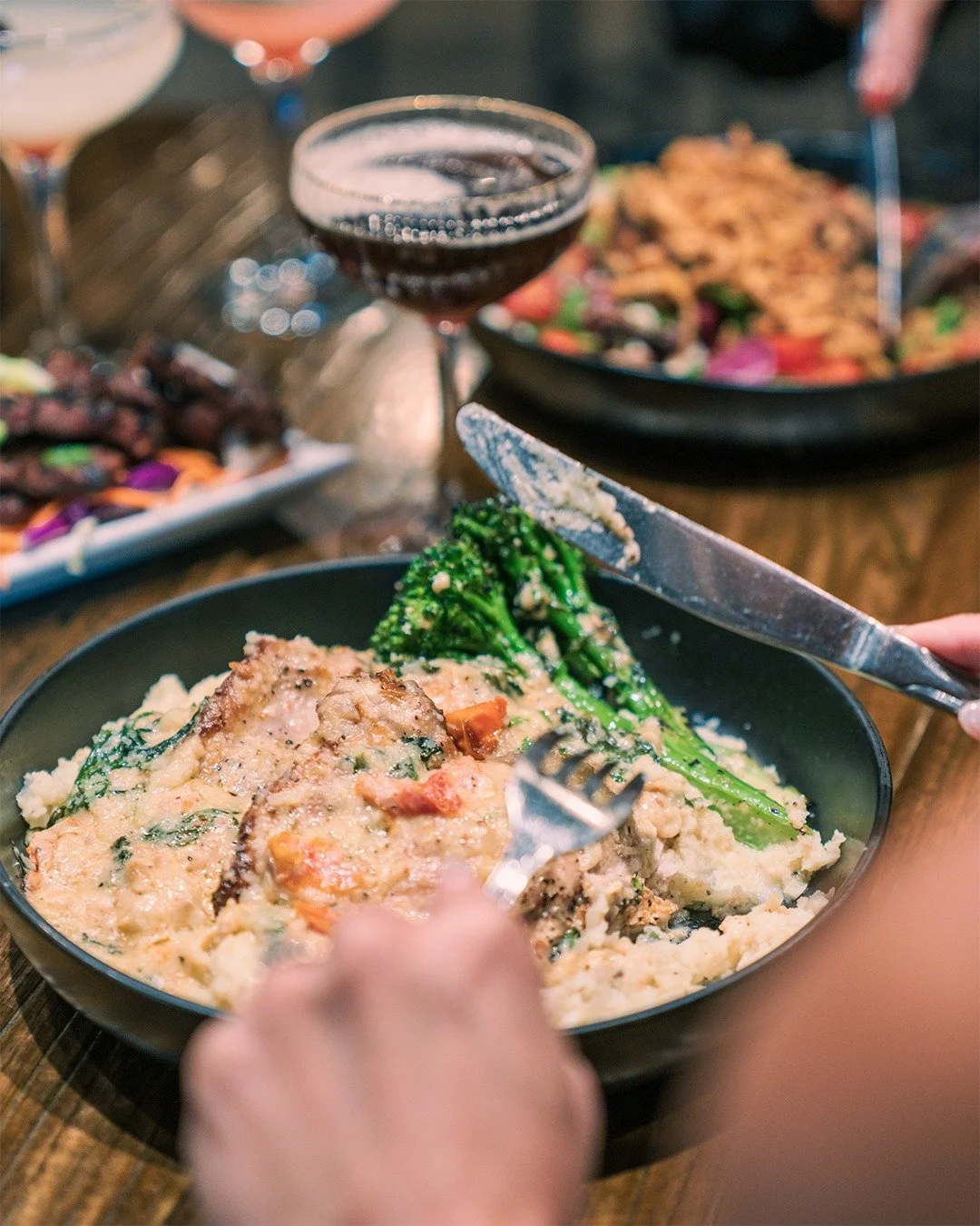 The perfect winter meal. 🤍🥘 Warm, creamy Tuscan Chicken made with pan seared chicken thighs, marinated tomatoes, spinach, parmesan cream sauce, mashed potatoes, and fresh seasonal veggies.
ㅤ
#VintagePublicHouse #ReddingEats #WinterDining #TuscanChi