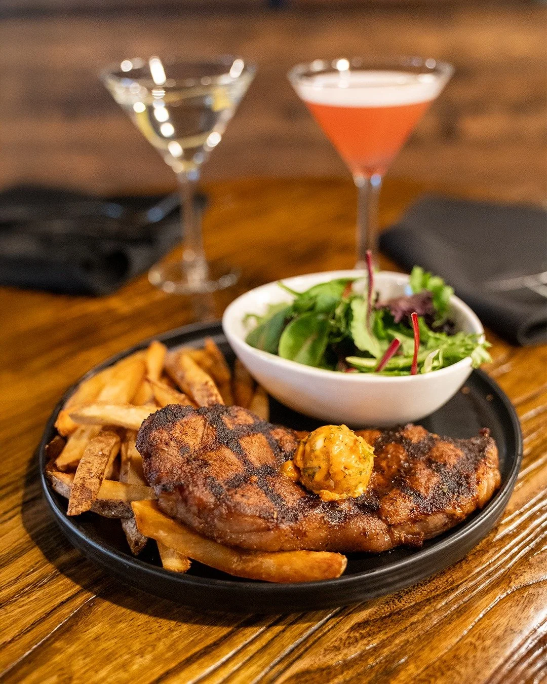 Steak frites, done the way it should be. 🥩🍸
ㅤ
A New York steak finished with creamy peppercorn pan sauce, house cut duck fat fries, and two drinks ready to follow. Dinner plans handled.
ㅤ
📍 1790 Market St., Redding
➡️ vintageredding.com
ㅤ
#Vintage
