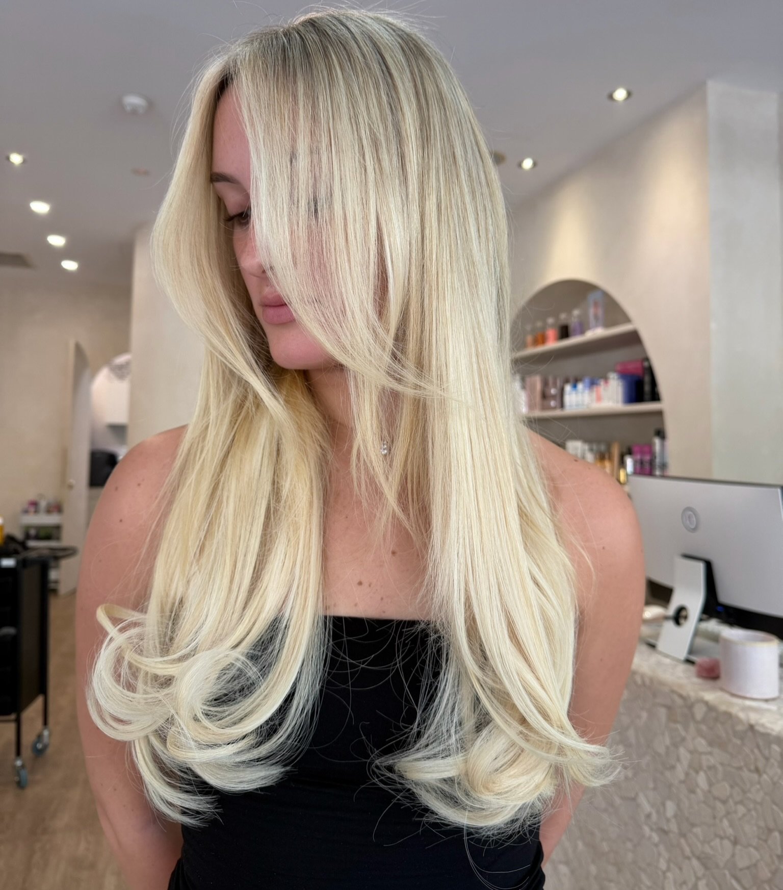 Foils out, toner on&hellip; let the blonde magic begin. ✨🤍

The perfect blonde is all about the detail, a precise foil pull followed by the perfect toner to create that seamless, creamy finish.

Fresh, bright and beautifully blended. ✨