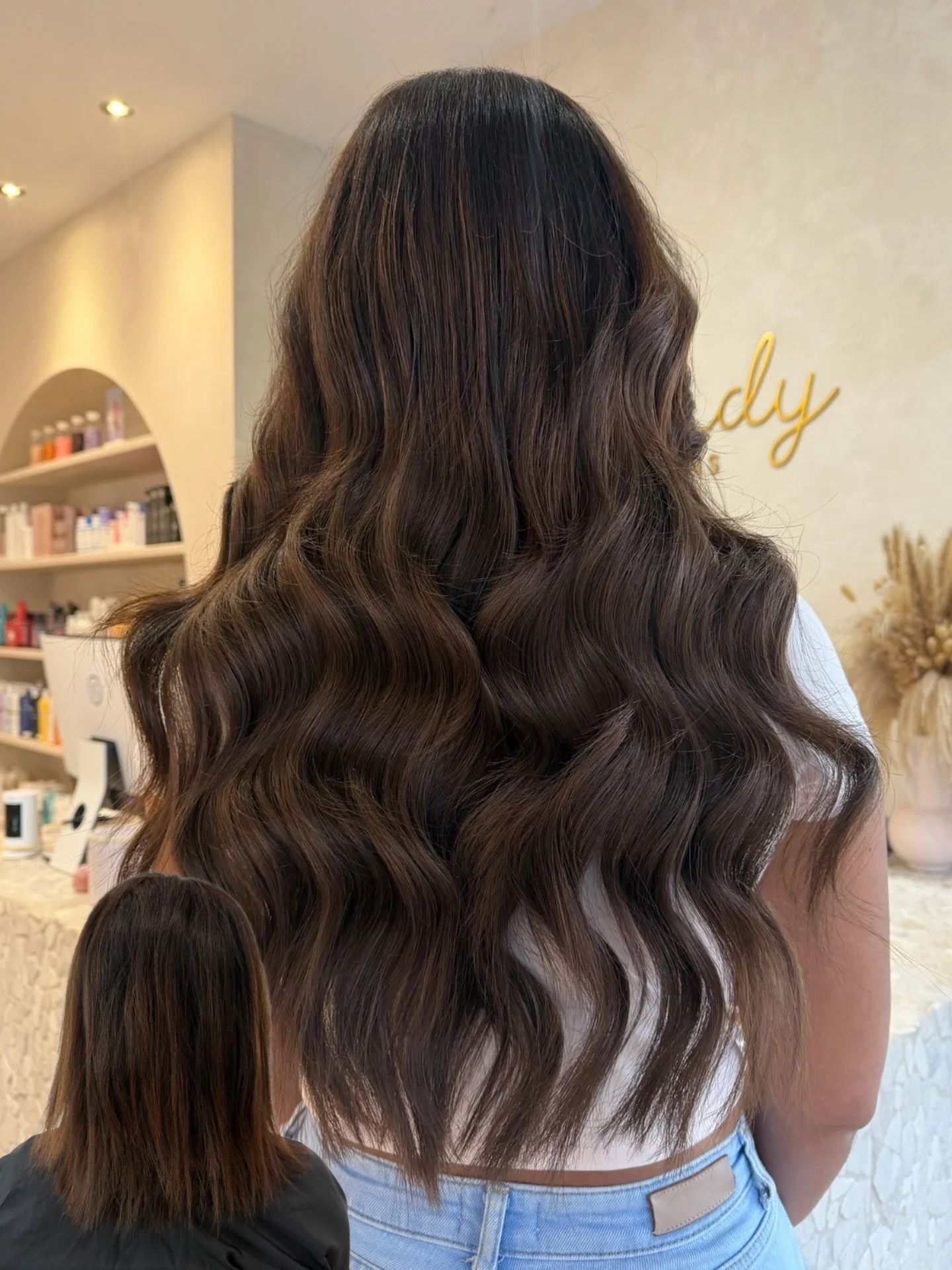 200G OF MINI WEFT PERFECTION 🤎✨

The dreamiest blend using Nutella + Dark Cocoa 🍫

200g of mini wefts to create that gorgeous fullness, seamless blend and luxe finish while keeping everything looking beautifully natural.

Rich, dimensional and seri