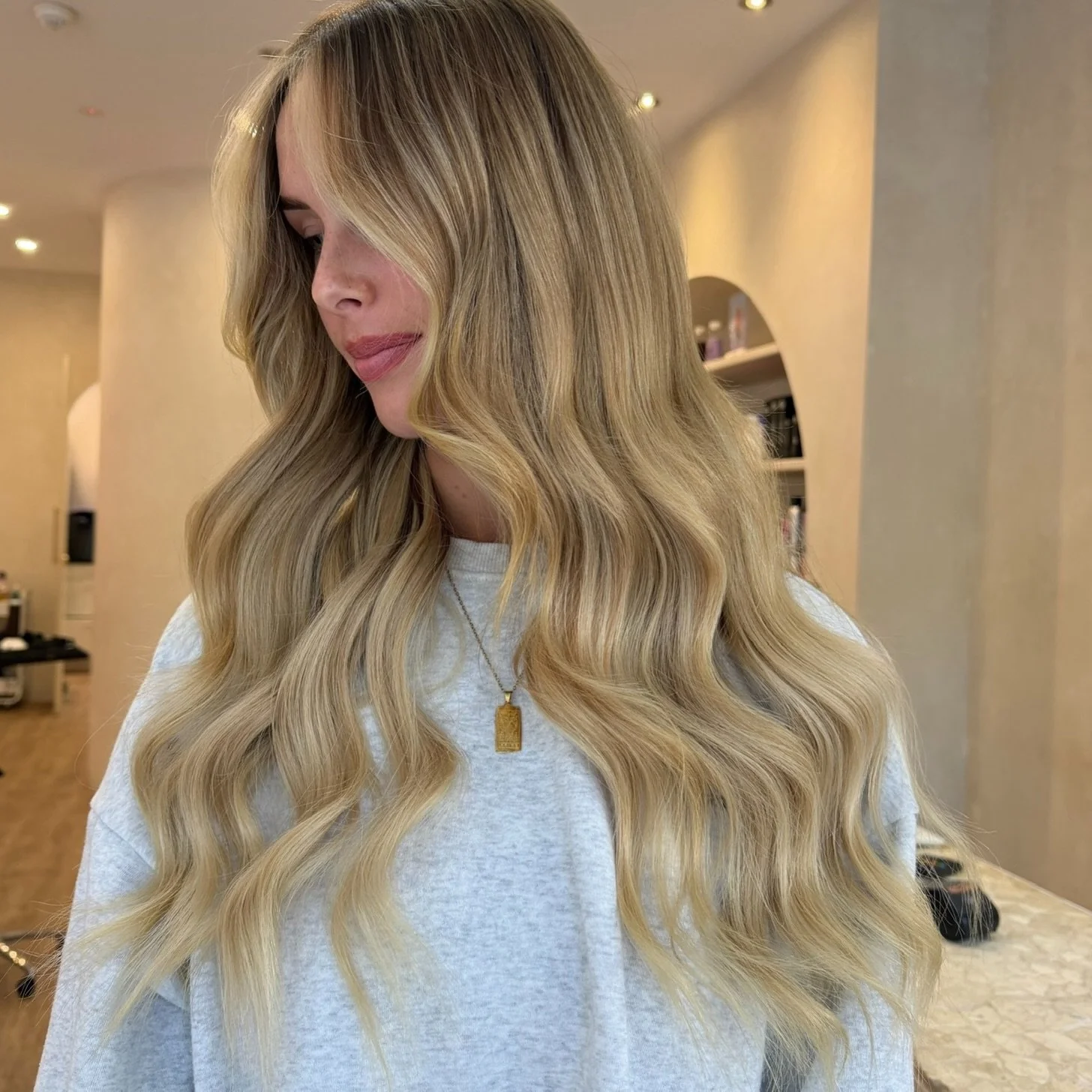 6 month old extensions&hellip; and they still look this fabulous 😮&zwj;💨✨

Proof that with quality hair, the right application and proper aftercare, your extensions can keep looking absolutely unreal months later. 🤍

Six months in and still giving