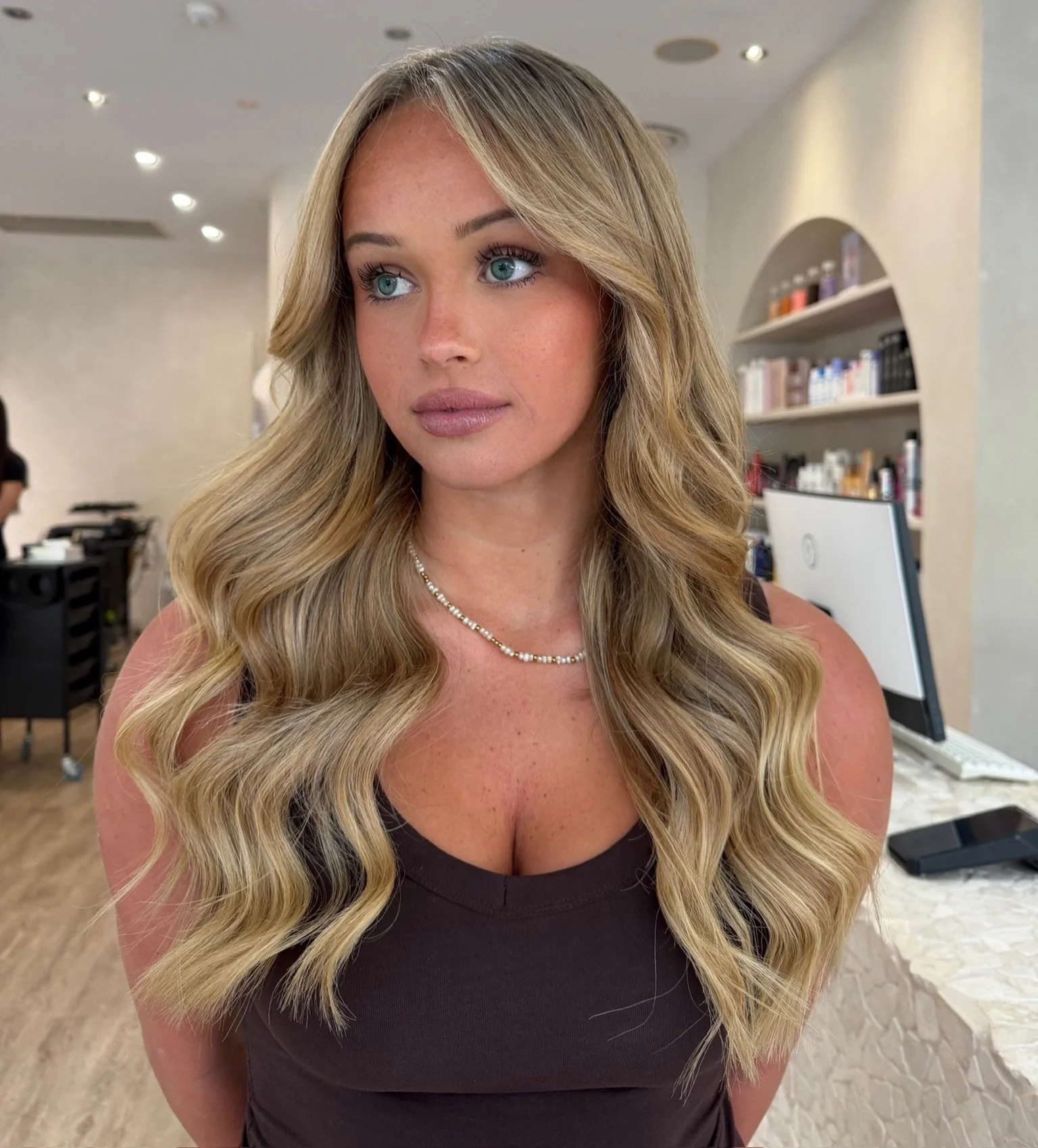 That fresh hair feeling hits different ✨

Soft, dimensional blonde, dreamy waves and the perfect face frame 🤌🏼
Consider this your sign to book the blonde refresh 🤍

Hair this good deserves its own moment.