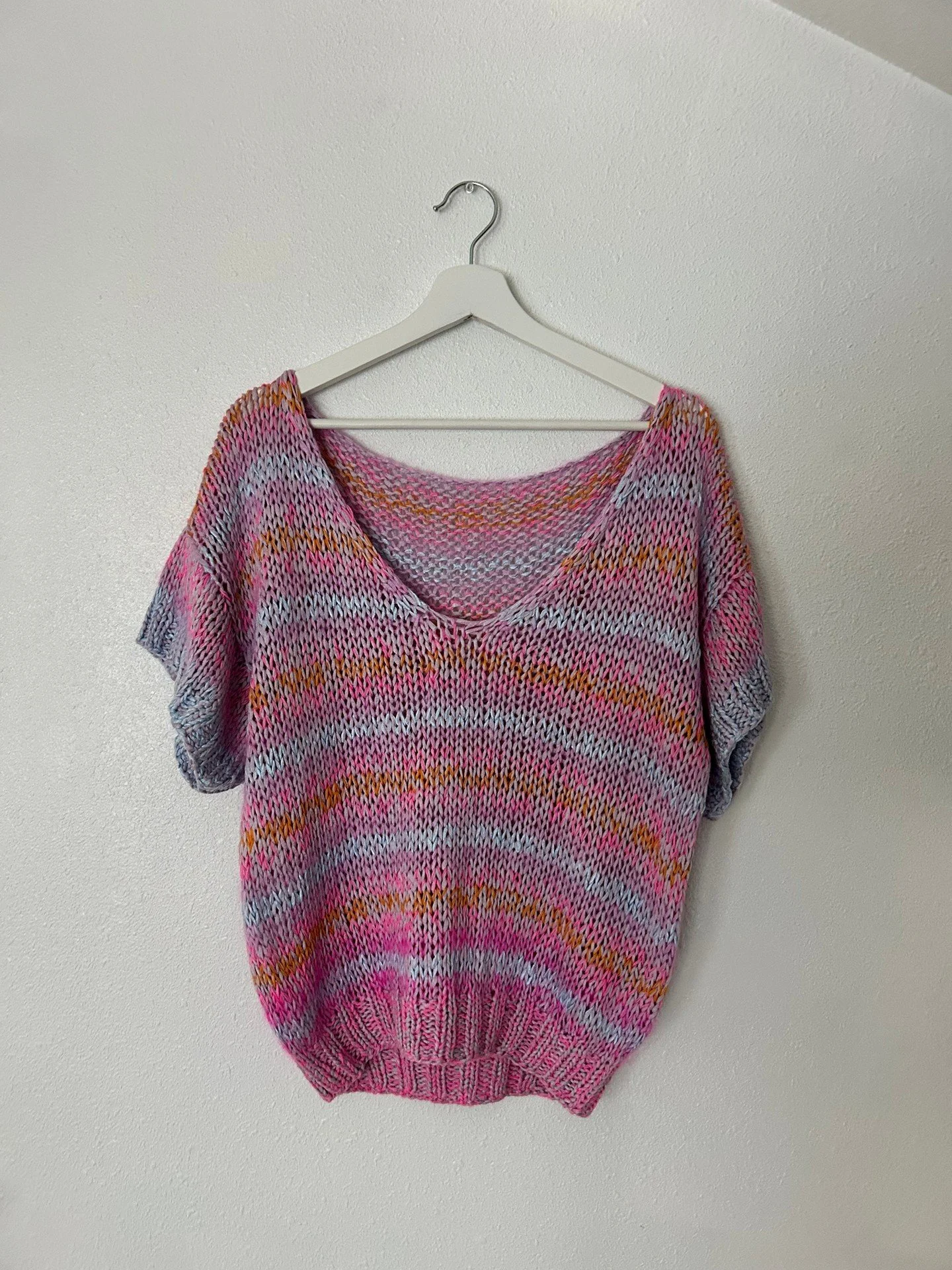 I'm delighted to share the Dream Puff Top from @is.knit, a new pattern I recently edited. This scrappy stash-buster pattern is free over at Isabel's brand new blog Stitch + Scrap! This was a fun pattern to edit, and Isabel does a great job explaining