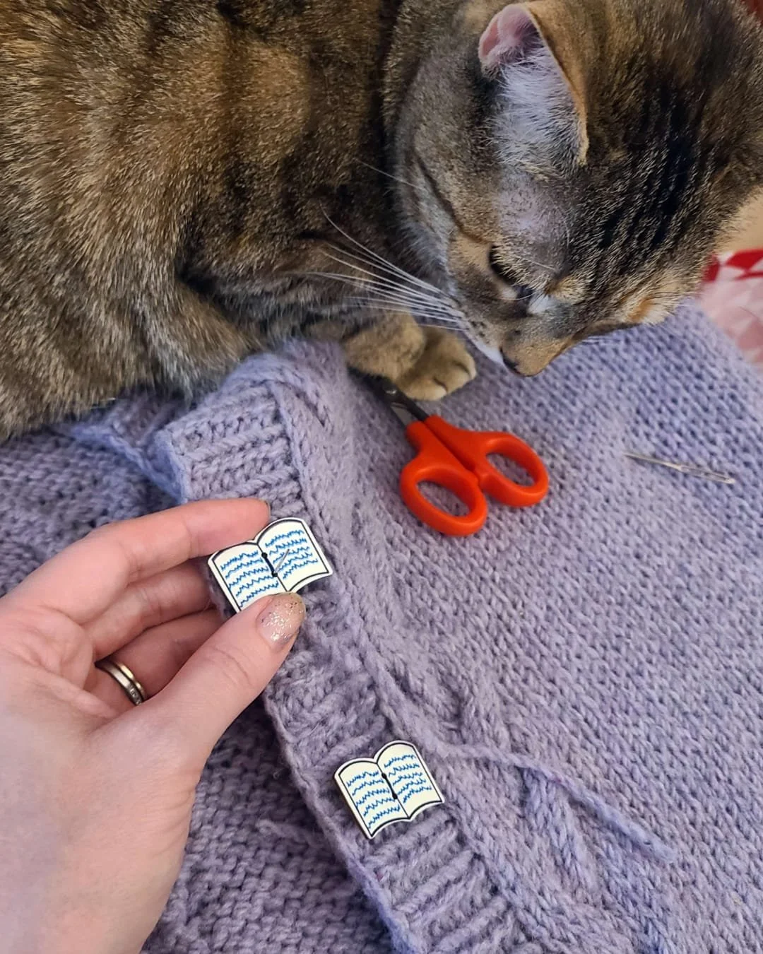 In today's Blog of Making Stuff, my favorite method for attaching buttons using removable stitch markers. Did you know this method works on woven fabrics as well as knit/crochet garments? Click "Blog of Making" stuff in my bio to see how?⁣

