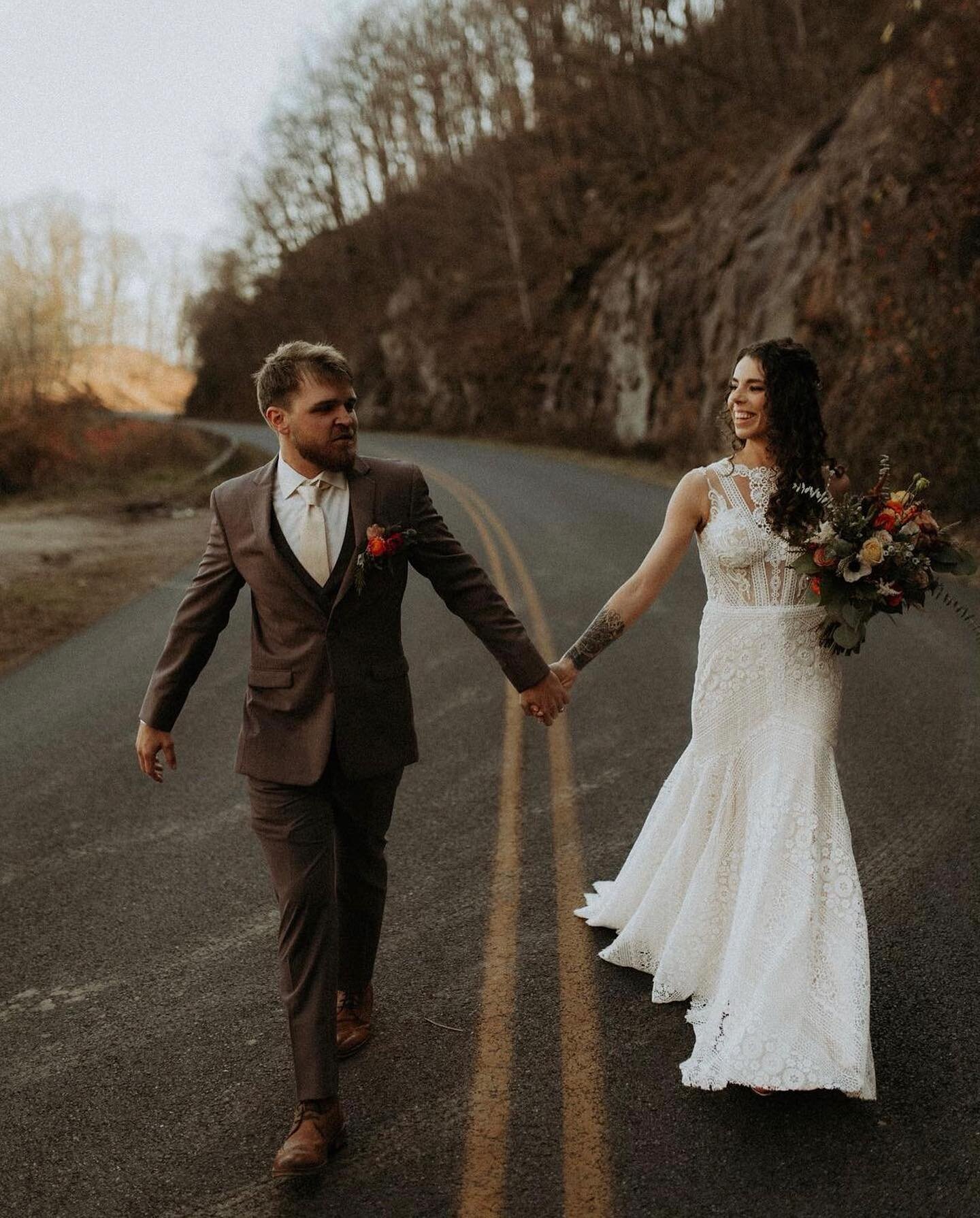 Swooning over these boho chic brides pictures ✨

Our gorgeous bride Alexandria is wearing Addison by @evalendel