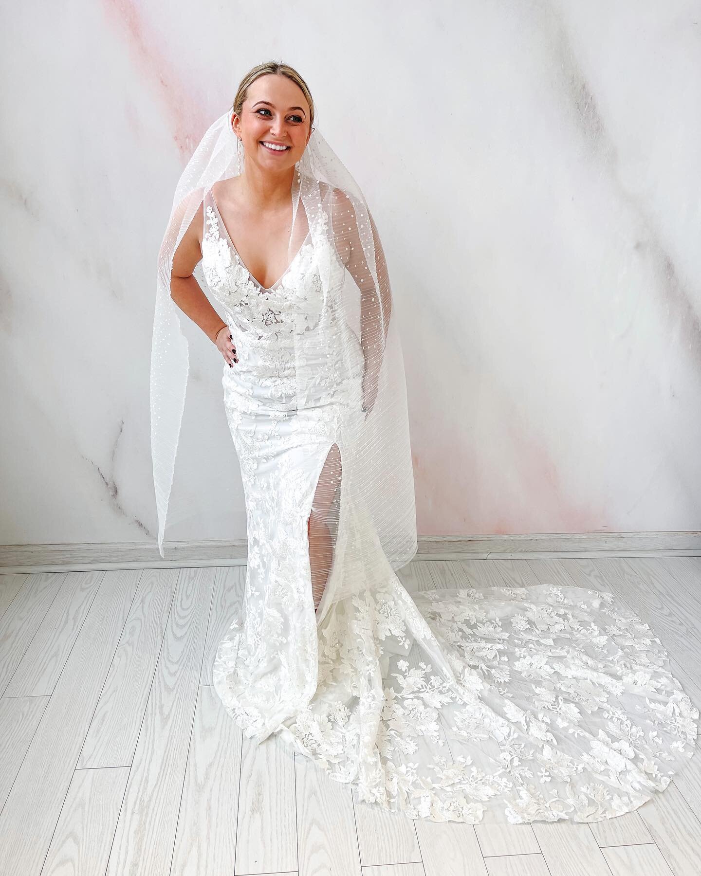 The Jaymes gown @madewithlovebridal + the Ophelia veil @hushedcommotion are a match made in heaven 😍 #blancdeblancbridal #mwljaymes #hushedcommotion #burghbrides #chicbride #pittsburghbridalboutique