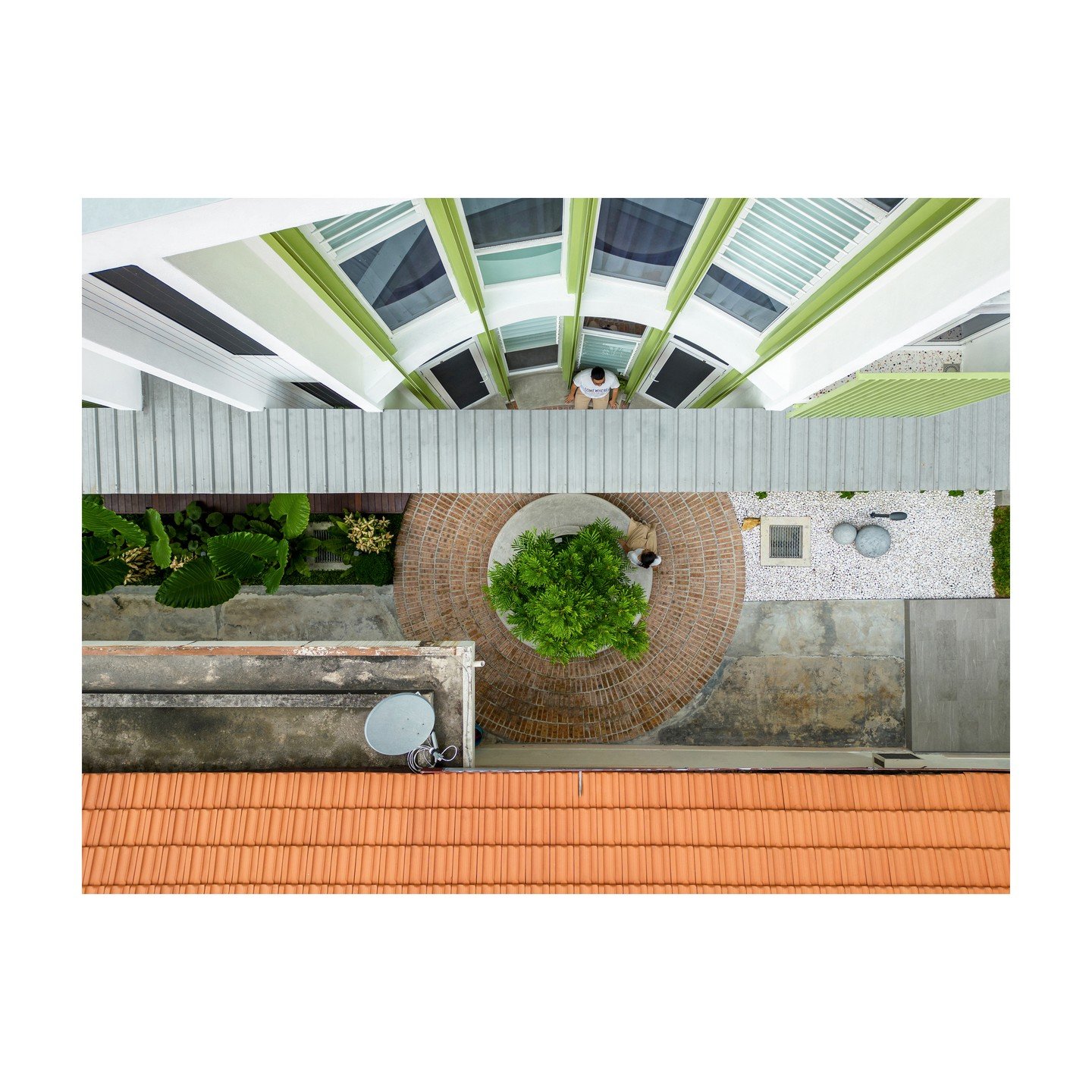 园中圆 [Yu&aacute;n Zhōng Yu&aacute;n] - Circle in the Garden.

-- 𝗙𝗮𝗺𝗶𝗹𝘆 𝗖𝗶𝗿𝗰𝗹𝗲 。家圆 --

We are delighted to hear from our client that a simple circle, nestled between the ancestral home and the new dwelling, has made a meaningful impact on 