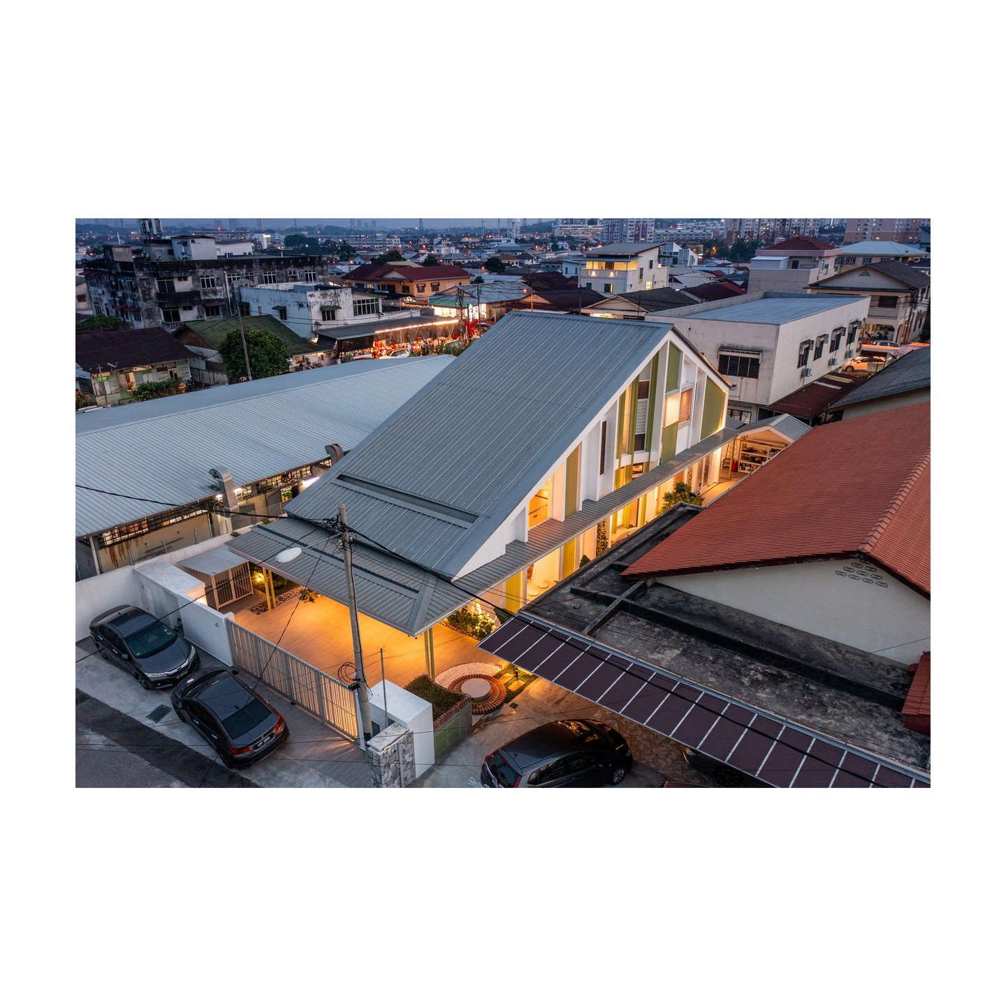 Located in Pekan Serdang, a quaint 'New Village' in Malaysia, 𝗙𝗮𝗺𝗶𝗹𝘆 𝗖𝗶𝗿𝗰𝗹𝗲 。家圆 is a humble yet captivating addition that glows like a lantern at night.

.
A Walless project in Malaysia with @walless.my
Builder🛠 @thebearliving
Photograph