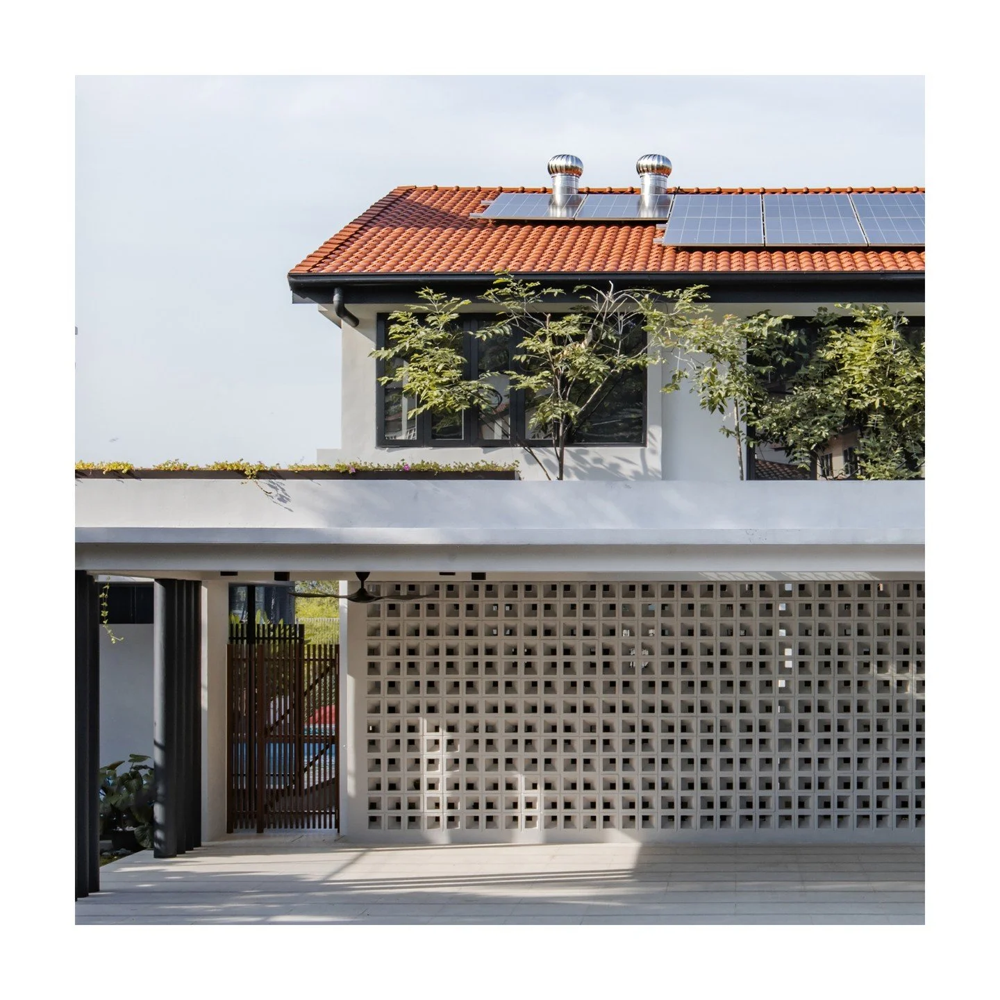 Second Life: Repaired, Reused, Reborn

-- 𝗞𝗶𝗻𝘁𝘀𝘂𝗴𝗶 𝗛𝗼𝘂𝘀𝗲 --

A modest but meaningful renewal of an old Seputeh bungalow &mdash; a second life shaped through reuse, natural ventilation and simple, honest design.

Upcycled materials, breez