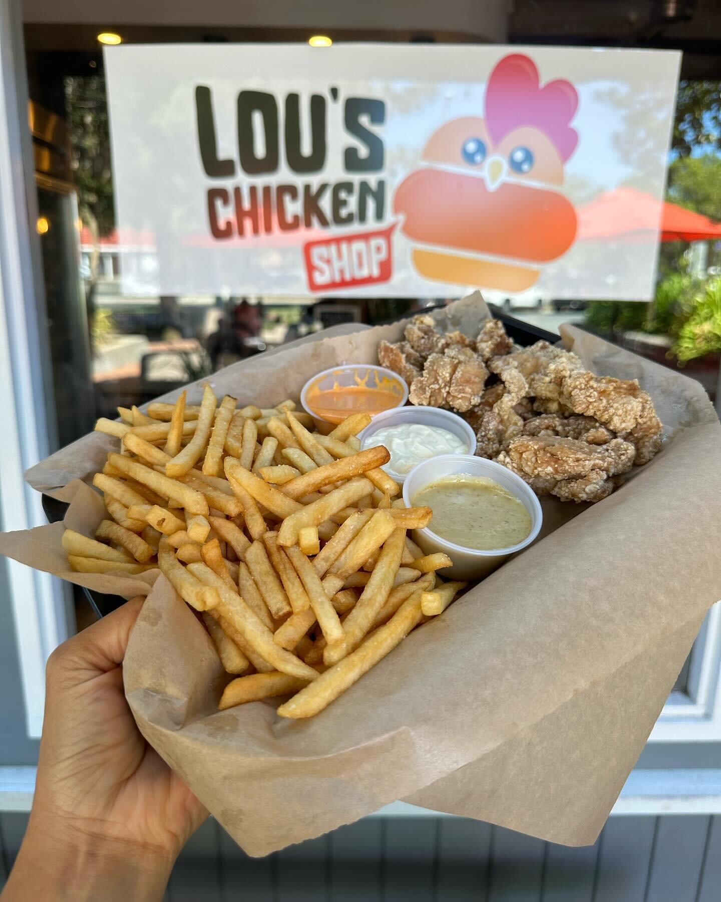 Get ready to roll with our Chicken Bites and Fries! These Bites are packed with flavor and served with a Japanese-style Mayo.  #louschickenshop #chickenbites #frenchfries #japanesemayo
