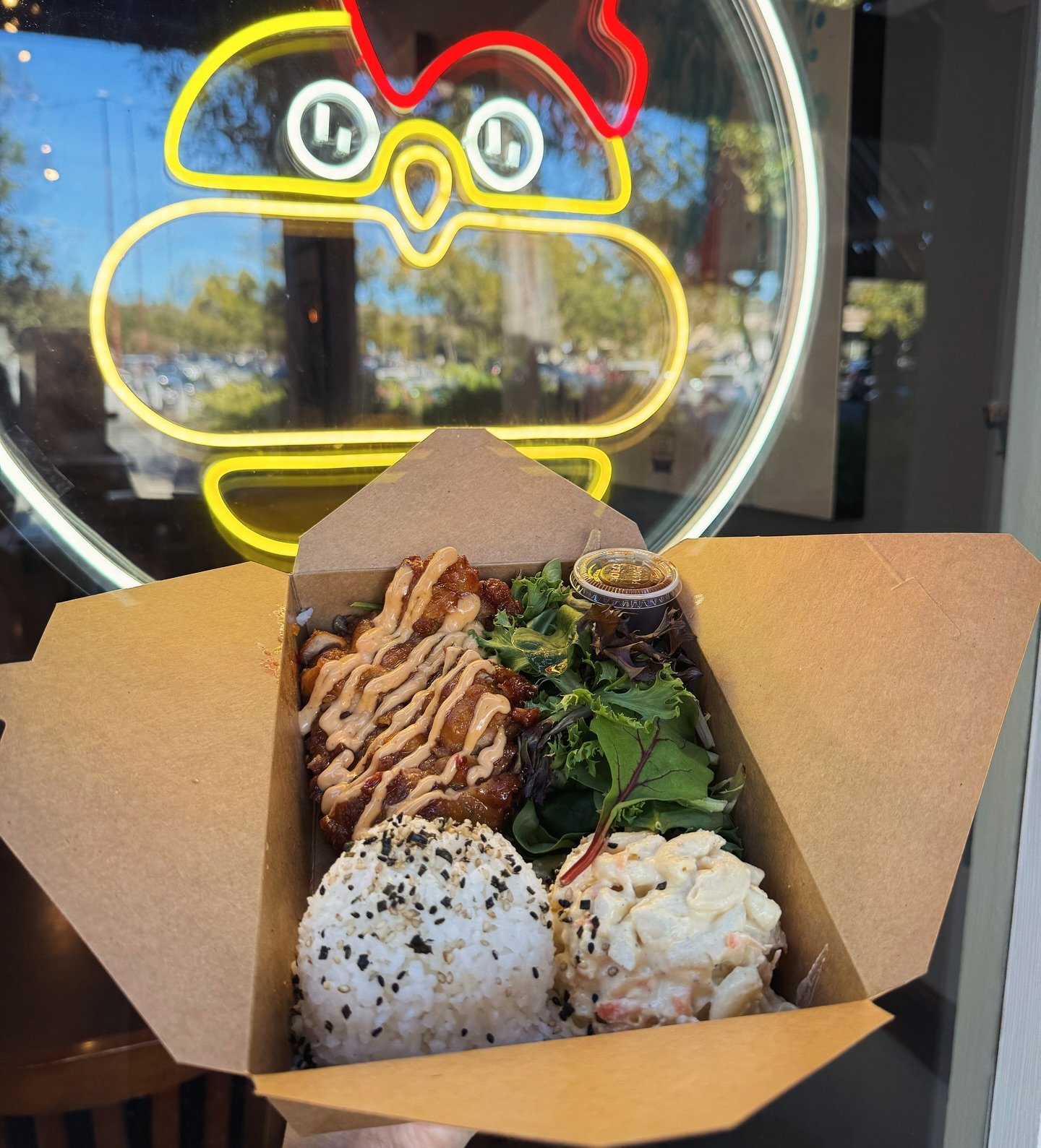 Pictured: build your own combo plate 😋
✔️ Garlic Soy Glaze Chicken
✔️ Sriracha Aioli
✔️ Scoop of Japanese Rice
✔️ Scoop of Hawaiian Style Macaroni Salad
✔️ Mixed Green with Miso Vinaigrette

#louschickenshop #bayareaeats #moraga 

Lou&rsquo;s Chicke