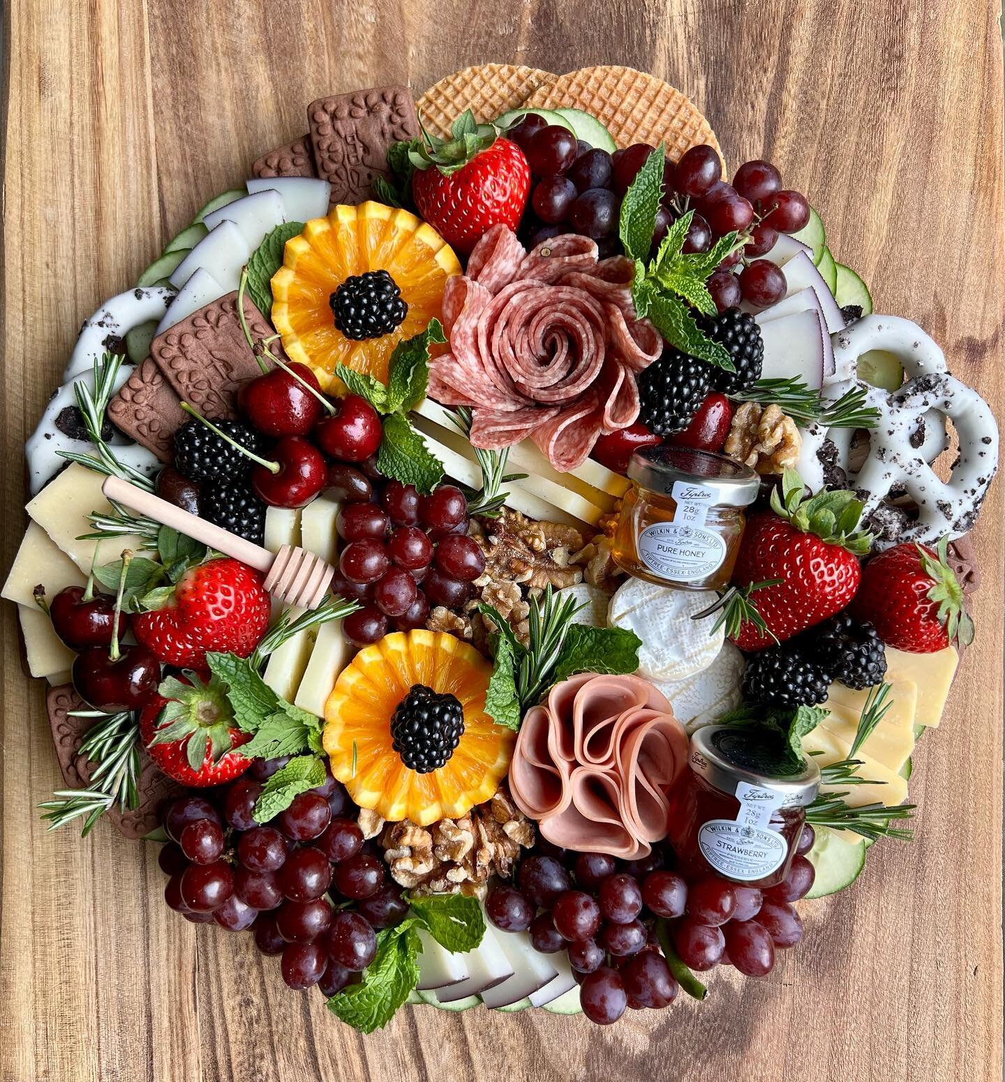 Looking to Thank Your Terrific Team? 🙏🥰🙏 Treat them to a gorgeous Gratitude Grazer Board 🙏🥰🙏 

Show your deep appreciation with an amazing array of artisan cheese &amp; charcuterie, fresh seasonal produce, nuts, gourmet cookies &amp; chocolate,