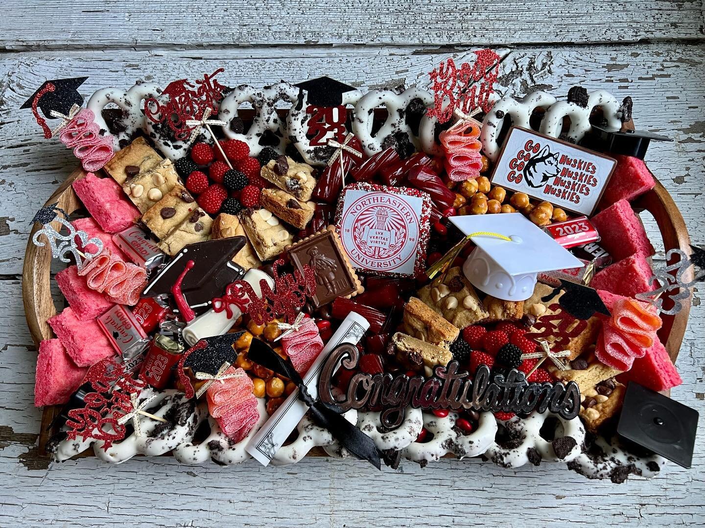 What better way to Celebrate Success than with a Board of Gourmet Sweets &amp; Homemade Treats 🎓 🤍 🥨 🍭🤎 👏🏼 🎓 
From fresh baked cookie bars @madebymerryny to  custom designed gourmet chocolates @chocolateworks_bellmoremerrick , this #dessertch