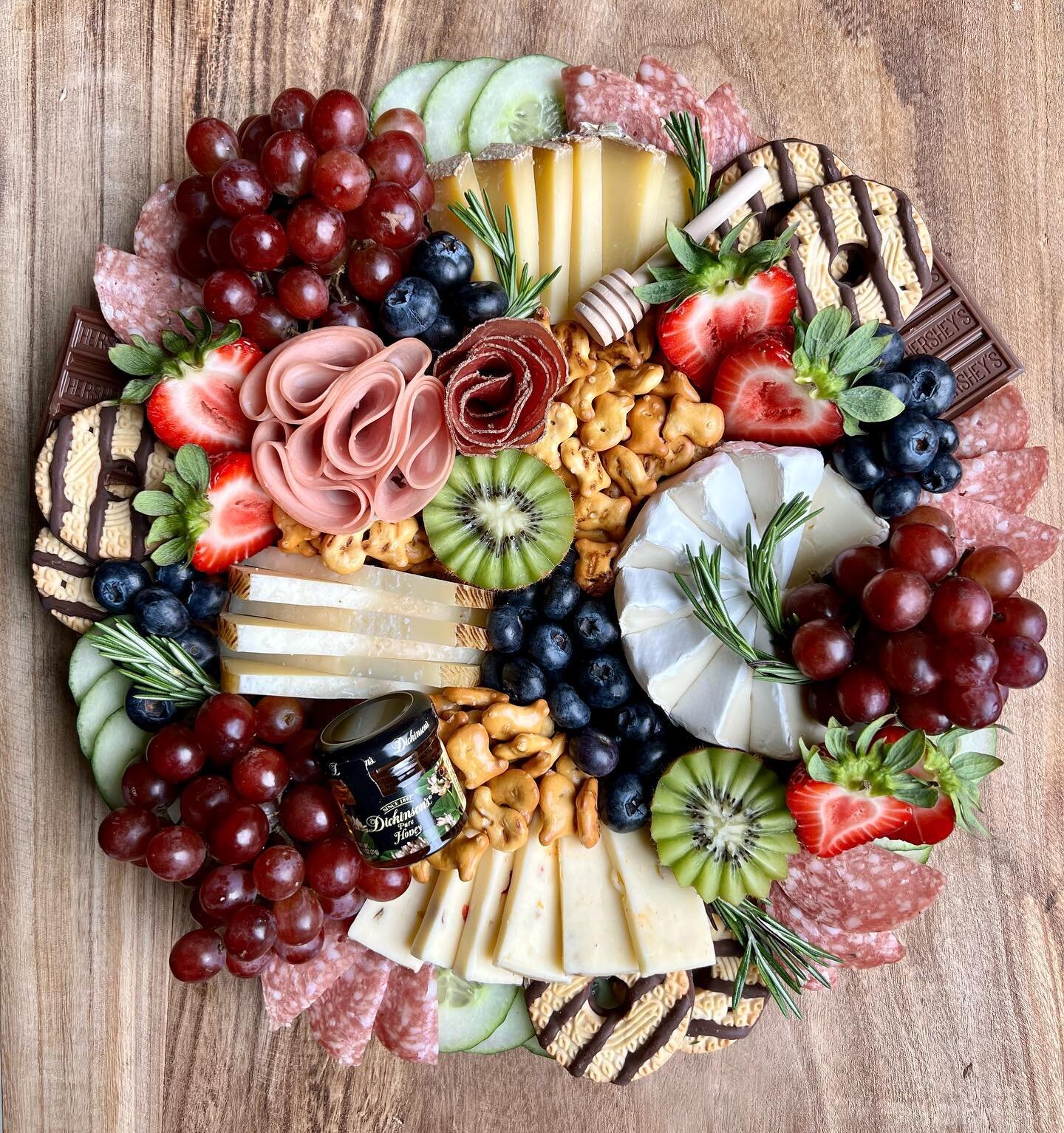 Nothing says &ldquo;I Love You, Baby&rdquo; like Cheese &amp; Charcuterie ❤️❤️❤️ 

Give him what he wants this Father&rsquo;s Day, a MadeByMerryNY Custom Curated Luxury Charcuterie Board Fit for a King 🎁👨🏻😘👑

From Brie to Manchego to Comte to Pe