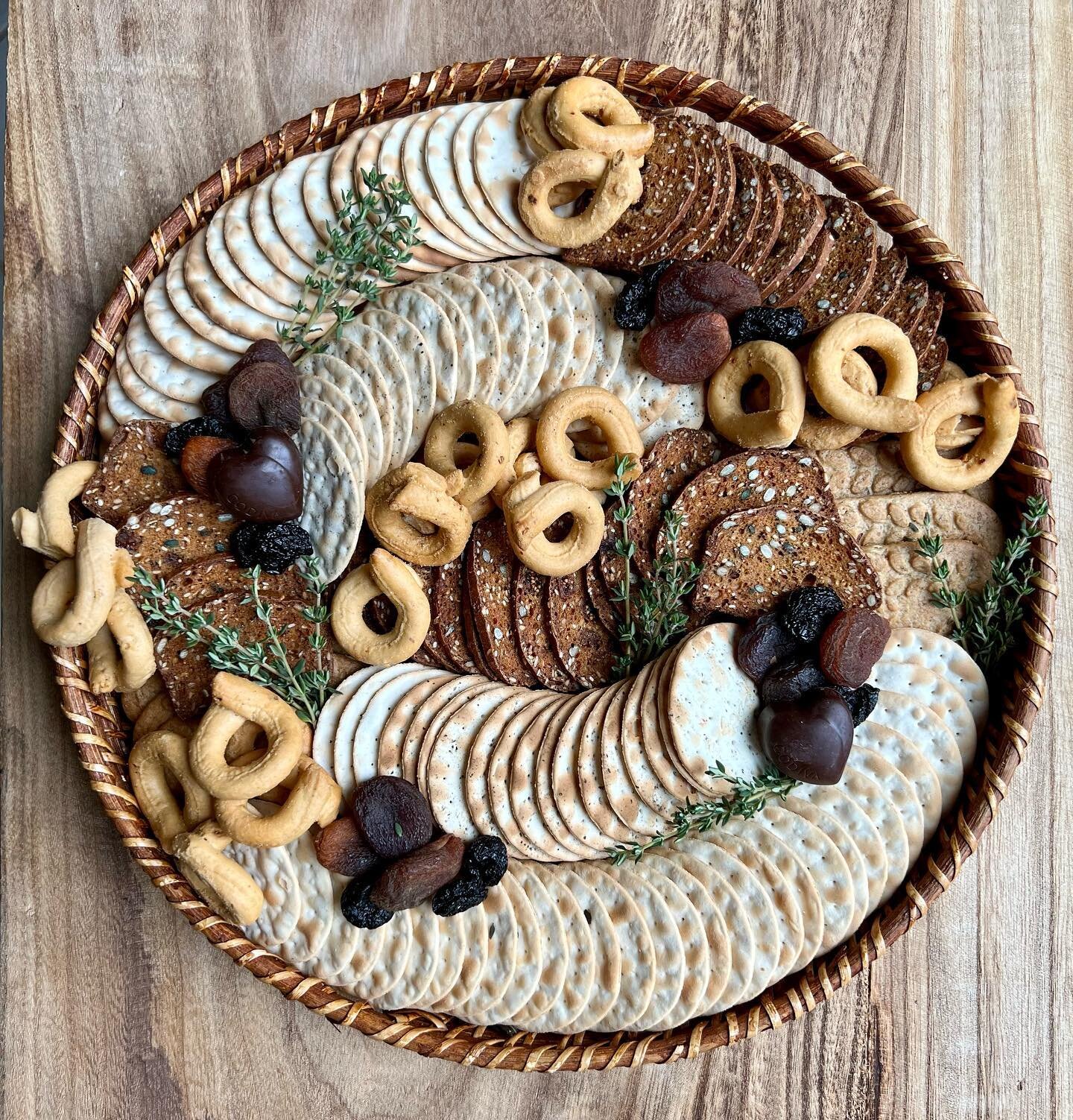 Who doesn&rsquo;t adore a Gorgeous Gourmet Cracker Box?!? 🍞🥖🍞🥖

@madebymerryny we custom curate every Cracker Box Assortment to feature only the best Artisan Crackers, Dried Fruit, Nuts, Chocolates, and Specialty Sweets, to satisfy the most colos