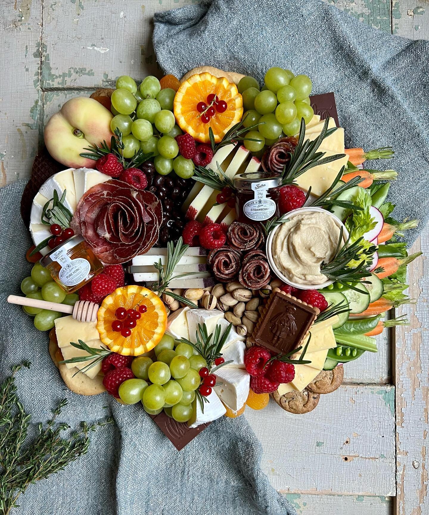 Can&rsquo;t decide between Classic Cheese &amp; Charcuterie and Crudit&eacute;? No worries. At @madebymerryny we got you covered 😊

Order up your A Little Bit of this A Little Bit of That Board 🧀 🍇 🥕 🥒 🫐 🍓 featuring gourmet cheese &amp; charcu