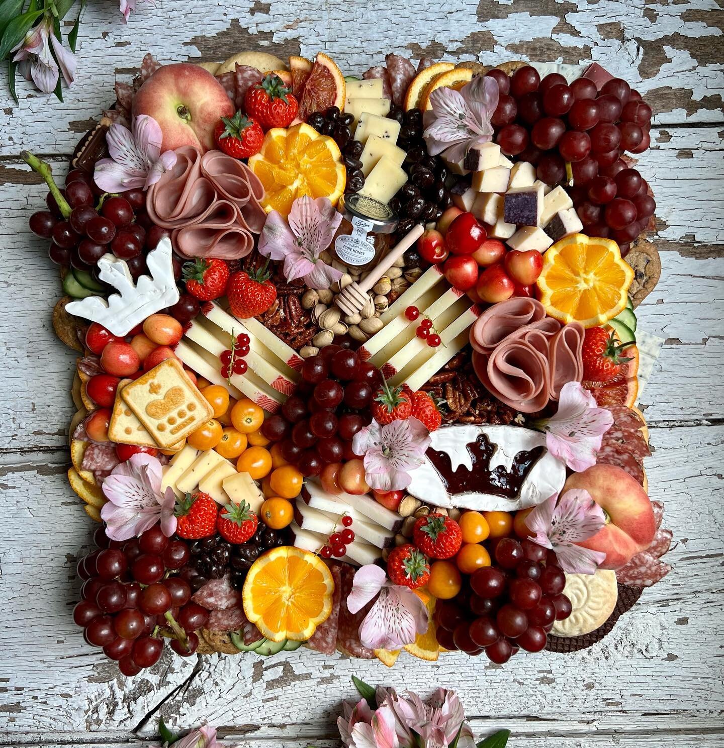 Trumpet roll 🎺 &hellip; 

All hail the &ldquo;Fit for a Queen&rdquo; board 👸🏻 A Royal Regal spread of cheese and charcuterie, surrounded by donut 🍑 rainier 🍒 gooseberries 🟡 and @oishii.berry omakase 🍓 all nestled in chocolate covered raisins, 