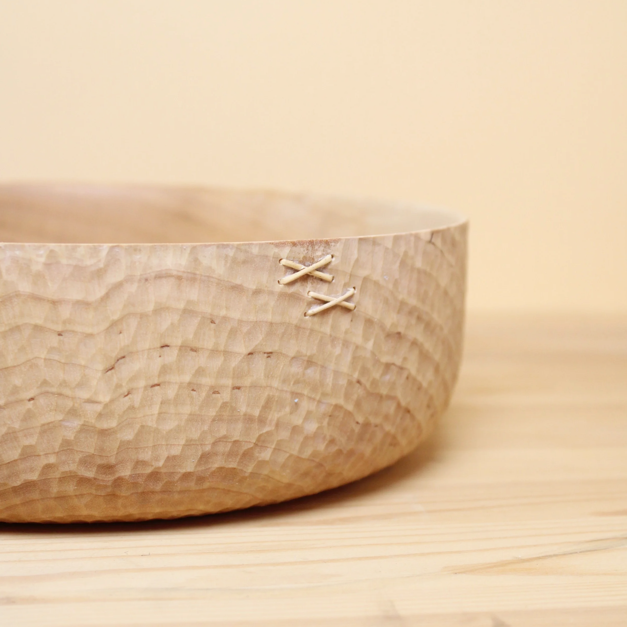 Bolle i bjørk med tekstur med tægersaum