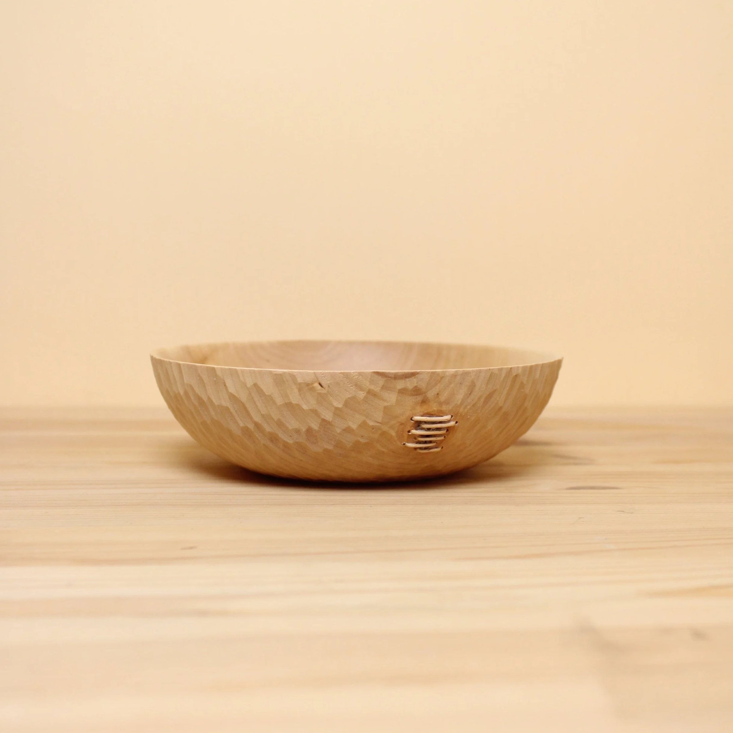 Bolle i bjørk  med tekstur og tægersaum