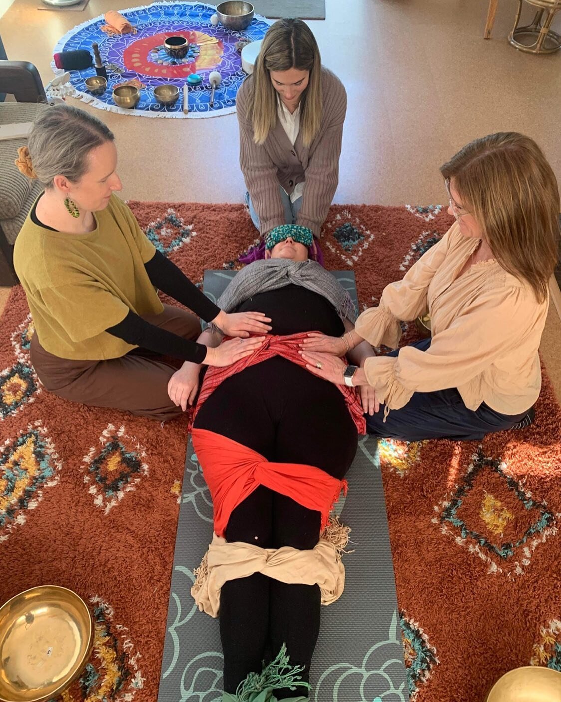 This week I had the privilege of attending a Closing of the Bones workshop, facilitated by the lovely @melcravenyoga. It was wonderful to learn about this innate, cross-cultural postpartum practice alongside some of the other beautiful doulas based i