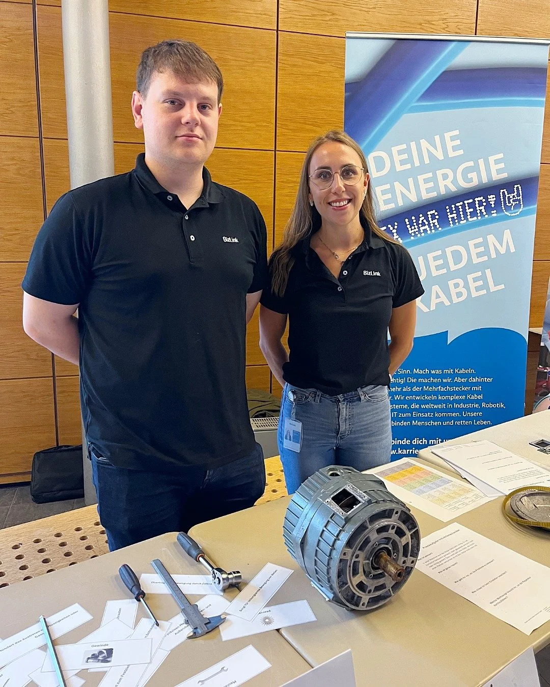 🔧 Berufsorientierung am AMG Friesoythe
Simon und Maja waren f&uuml;r uns vor Ort und haben den Beruf des Industriemechanikers vorgestellt. Mit einem Einblick in einen typischen Arbeitsalltag konnten die Sch&uuml;ler:innen die Ausbildung erleben.

Da