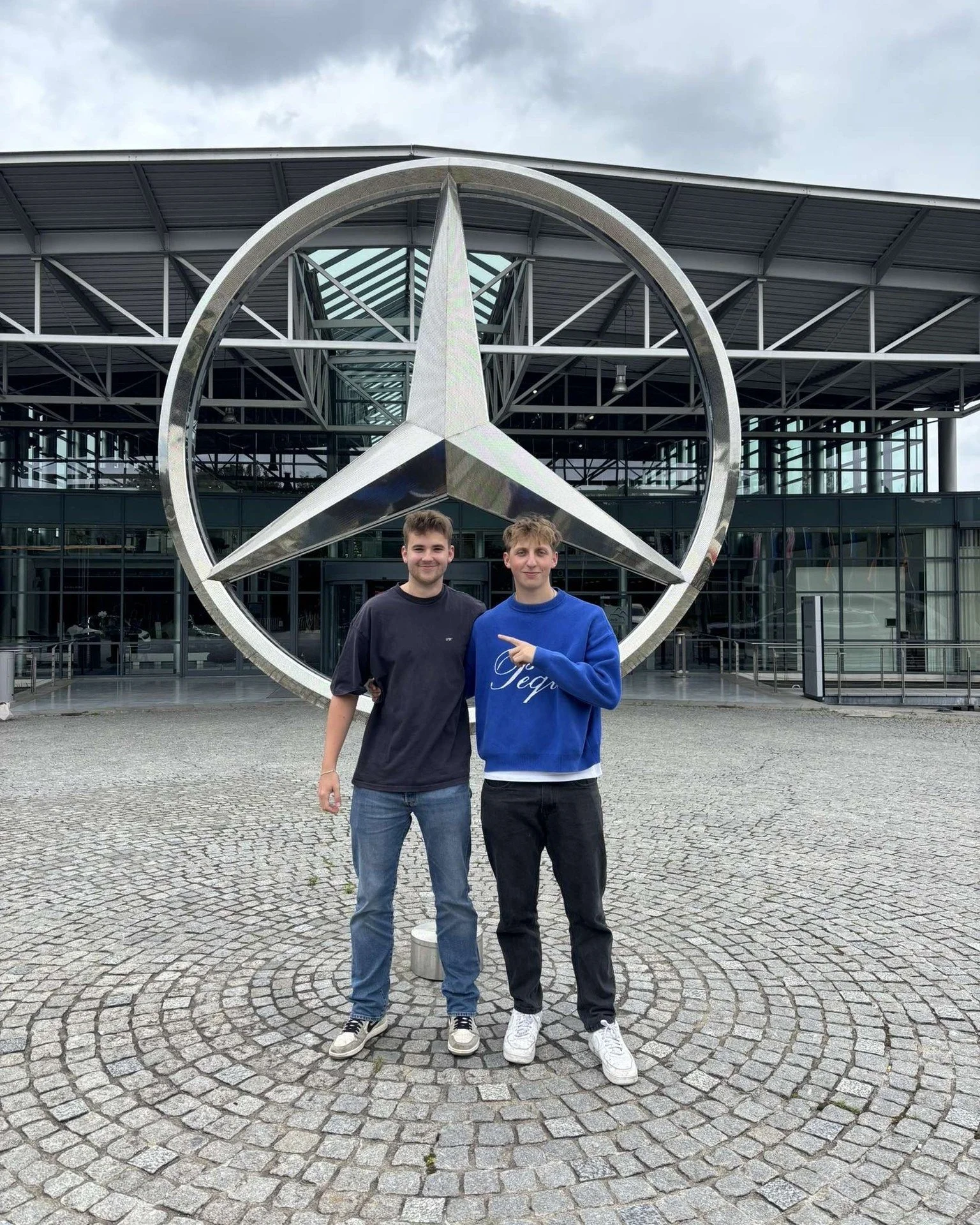 Unsere Azubis Constantino und Philipp durften vor Kurzem beim Mercedes-Werk in Bremen hinter die Kulissen schauen! Bei dem Besuch, organisiert durch die Berufsschule, konnten sie so spannende Einblicke in modernste Fahrzeugproduktion bekommen. 🔧✨

#
