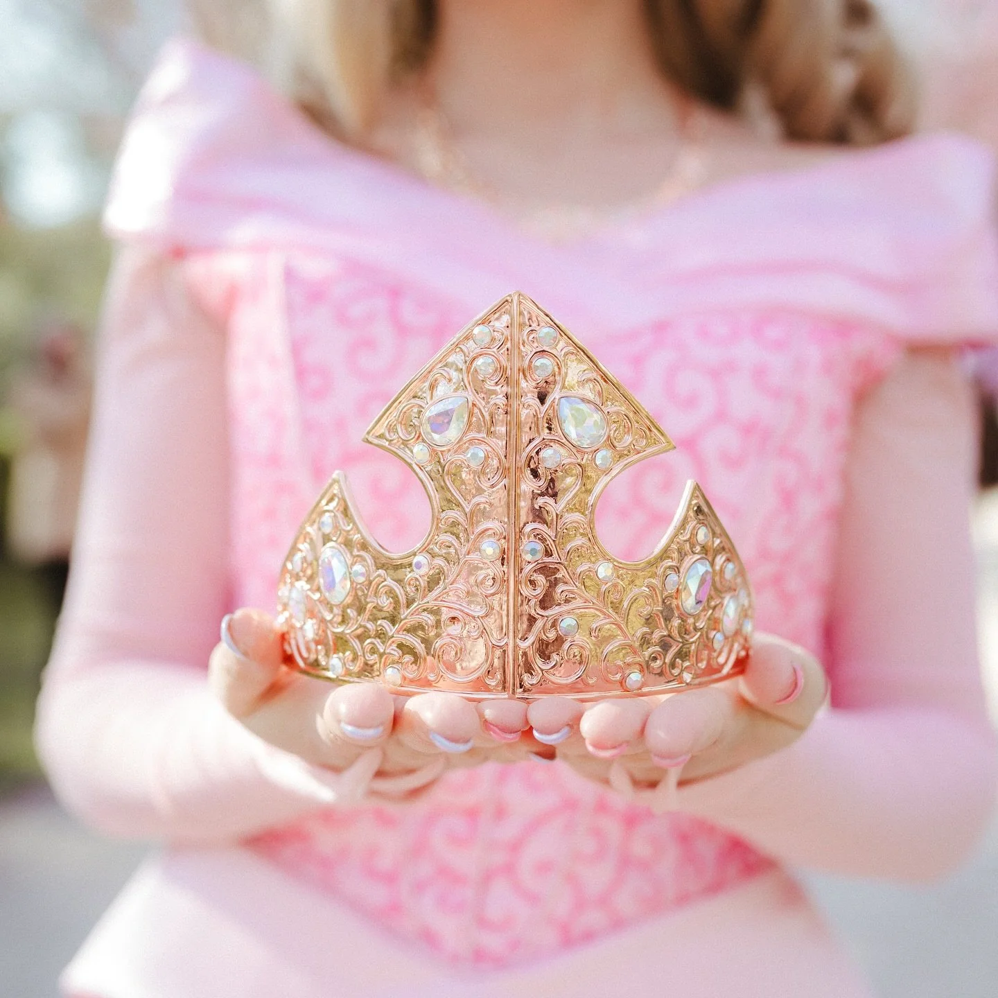 ✨ Magie bis ins kleinste Detail ✨

Bei M&auml;rchenland Events glauben wir daran, f&uuml;r euch und eure kleinen Prinzessinnen &amp; Prinzen nur die aller beste Qualit&auml;t bereitzustellen! 💖

Unsere Kleider und Per&uuml;cken werden zwar nicht von