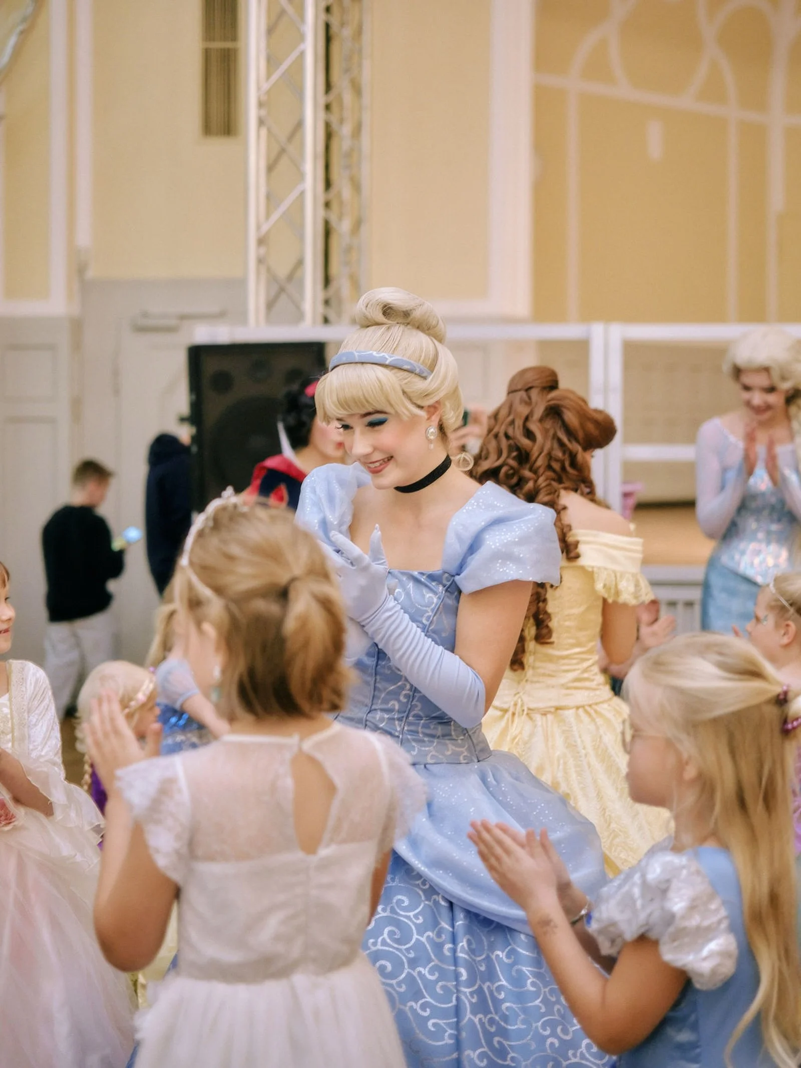 👑 PRINZESSINNENBALL 👑

Beim magischen Prinzessinnenball erwarten euch Magie und Zauber hinter jeder Ecke ✨

Erlebt einen Tag wie im M&auml;rchen mit tanzenden Prinzessinnen, guten Feen und einem zauberhaften Ballsaal. F&uuml;hlt euch wie echte Prin