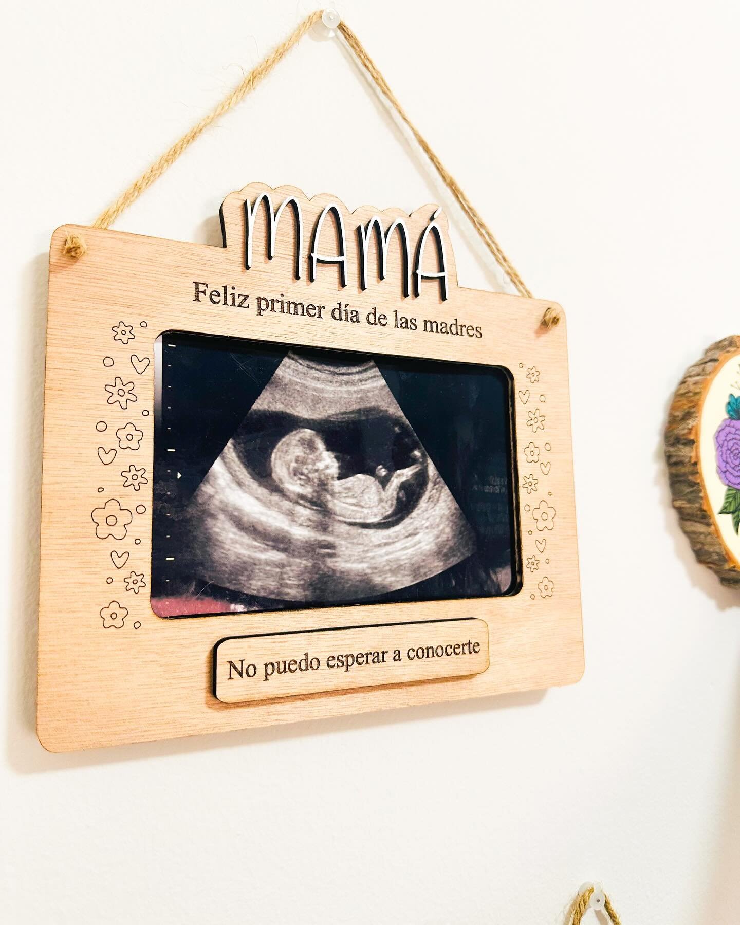 Que mejor forma de anunciar tu embarazo🤰que con este precioso marco para exhibir esa foto tan especial como lo son las im&aacute;genes de ultrasonido 👶🏻💖 

No esperes m&aacute;s y sorprende a esas primeras mam&aacute;s con uno de los recuerdos ma