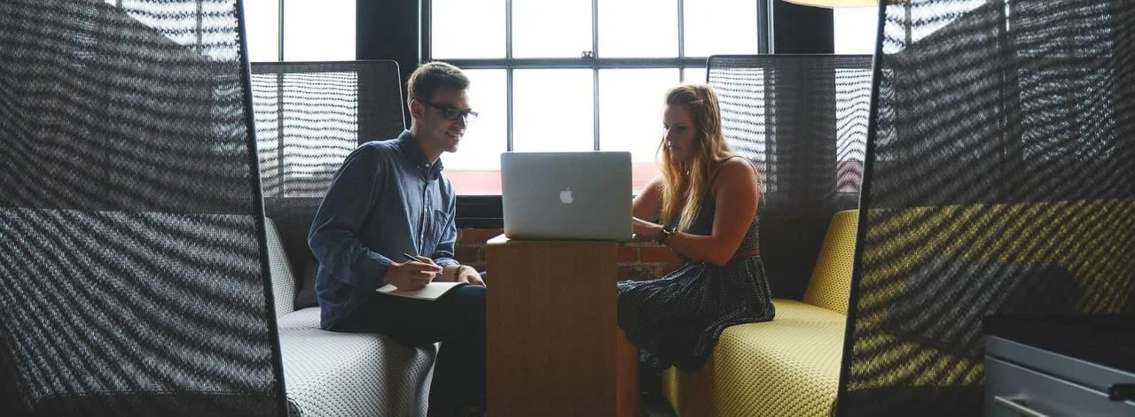 deux entrepreneurs autour ordinateur