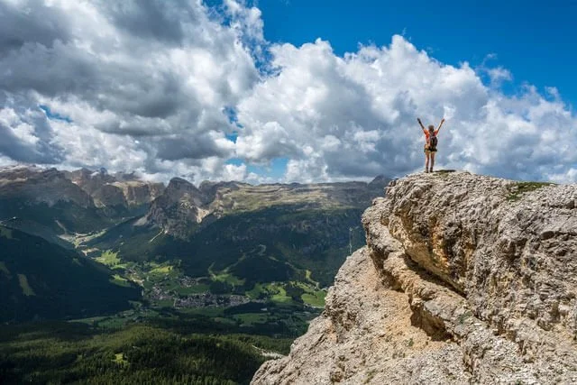randonneur au sommet d'une montagne freelance