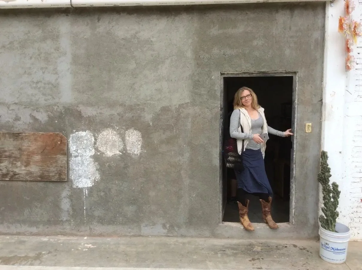 ELÉTRICO _ press pic of Kathleen KB in doorway in Oaxaca IMG_5710.jpeg