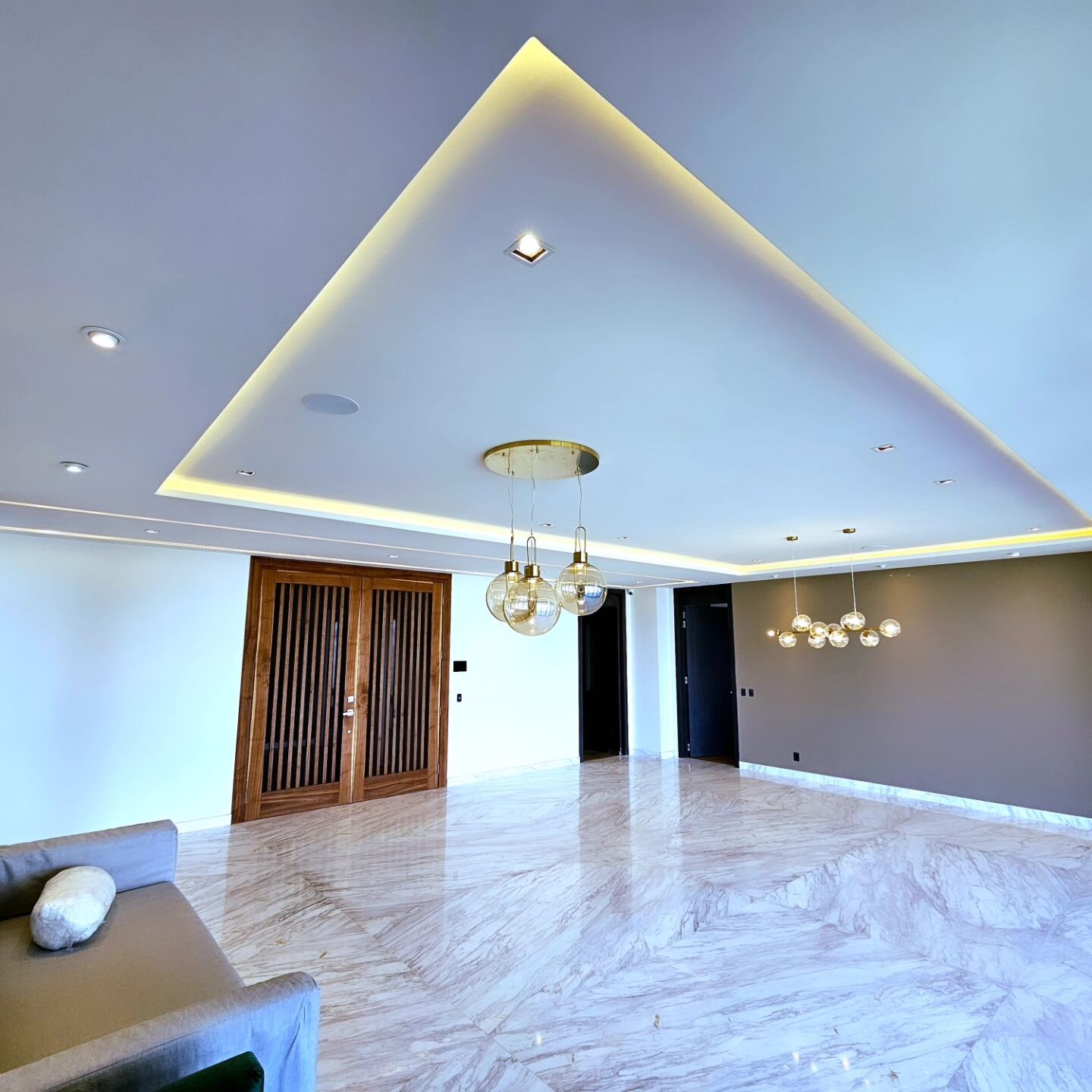 Esta sala cuenta con control de iluminaci&oacute;n y audio de @control4
Bocinas @truaudiospeakers y amplificador de @vsslaudio

#tucasainteligente #smarthome #homeautomation #smarthomeautomation #smartlighting #mediaroom #light #iluminacion #iluminac