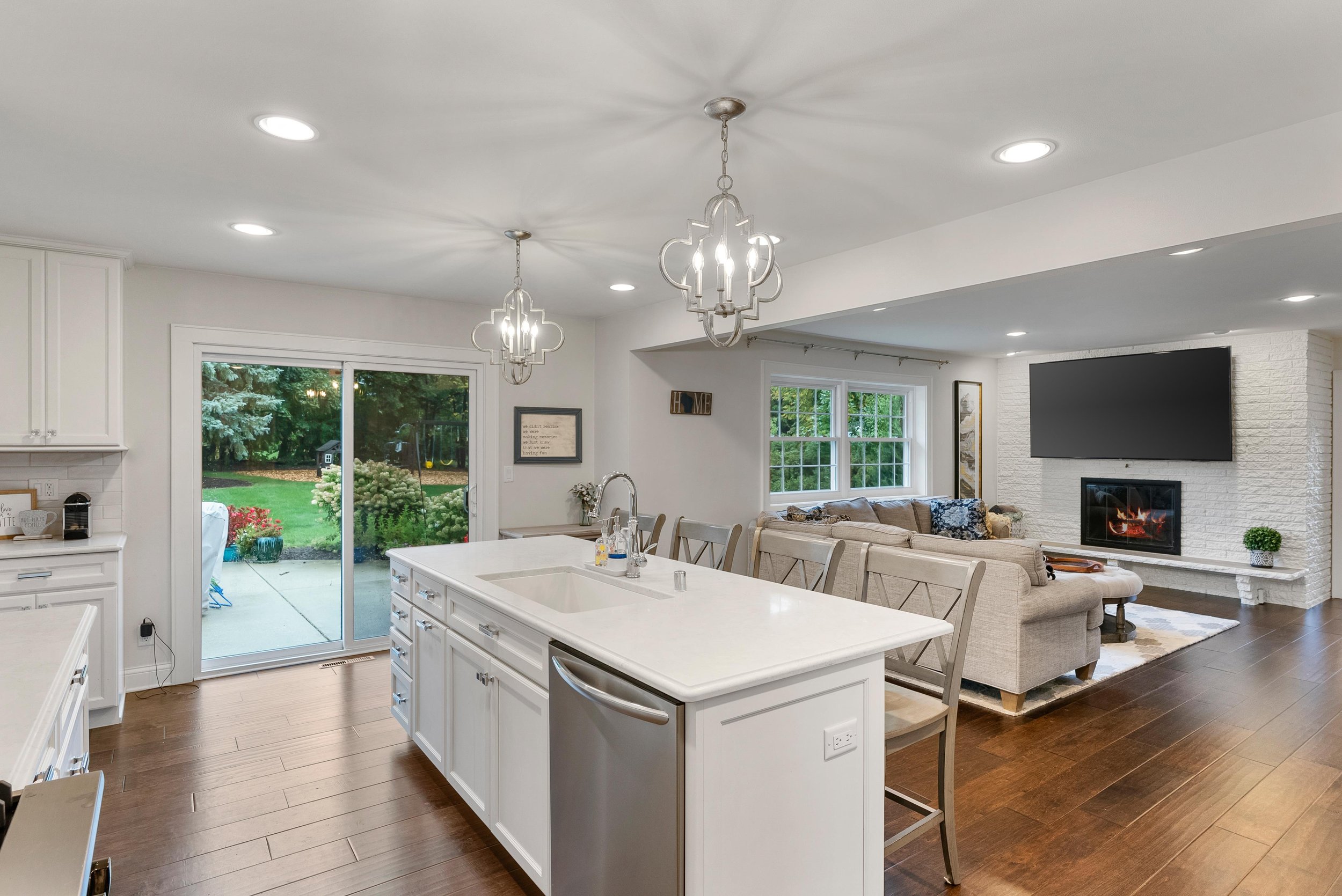 Beautiful Viking Kitchen With Quartz Counters