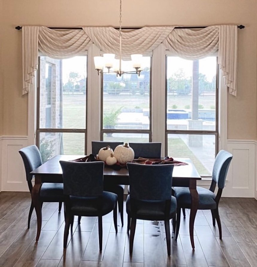 For Modern-Eclectic Home Style, This Swag Valance Totally Complete And Enhance The Beauty Of This  Transitional Dining Room, What Do You Think? ✨💛 #interiordesign #homedecor #homesweethome #avantidesigns