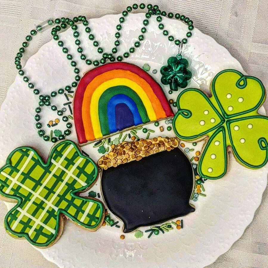 Happy St Patrick&rsquo;s Day everyone!!! Hope you have the best day and best weekend ☘️ 🌈
.
.
.
.
.
#sugarcookies #sugarcookiesofinstagram #cookiestagram  #stpatrick #stpatricksday #stpatricksdaycookies #irish #baker #royalicing #homebaker #decorate