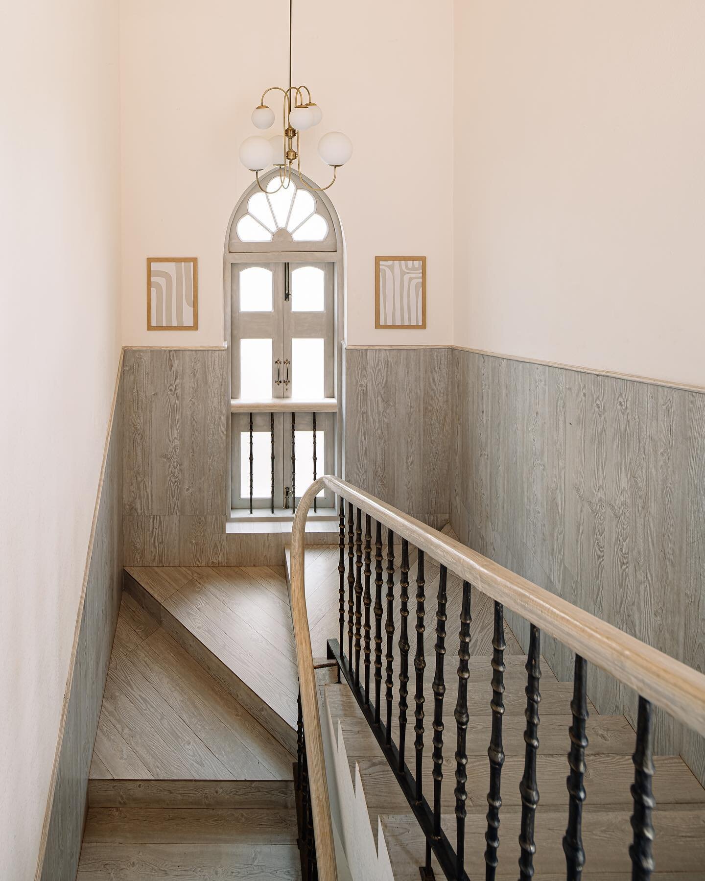 The journey between the two levels of the home is imagined within the embrace of a stairwell plunged in character!

Wrapped in old-school charm and Portuguese influences, designing Castello Vaddo 3 helped us explore the route of neo-vintage design in