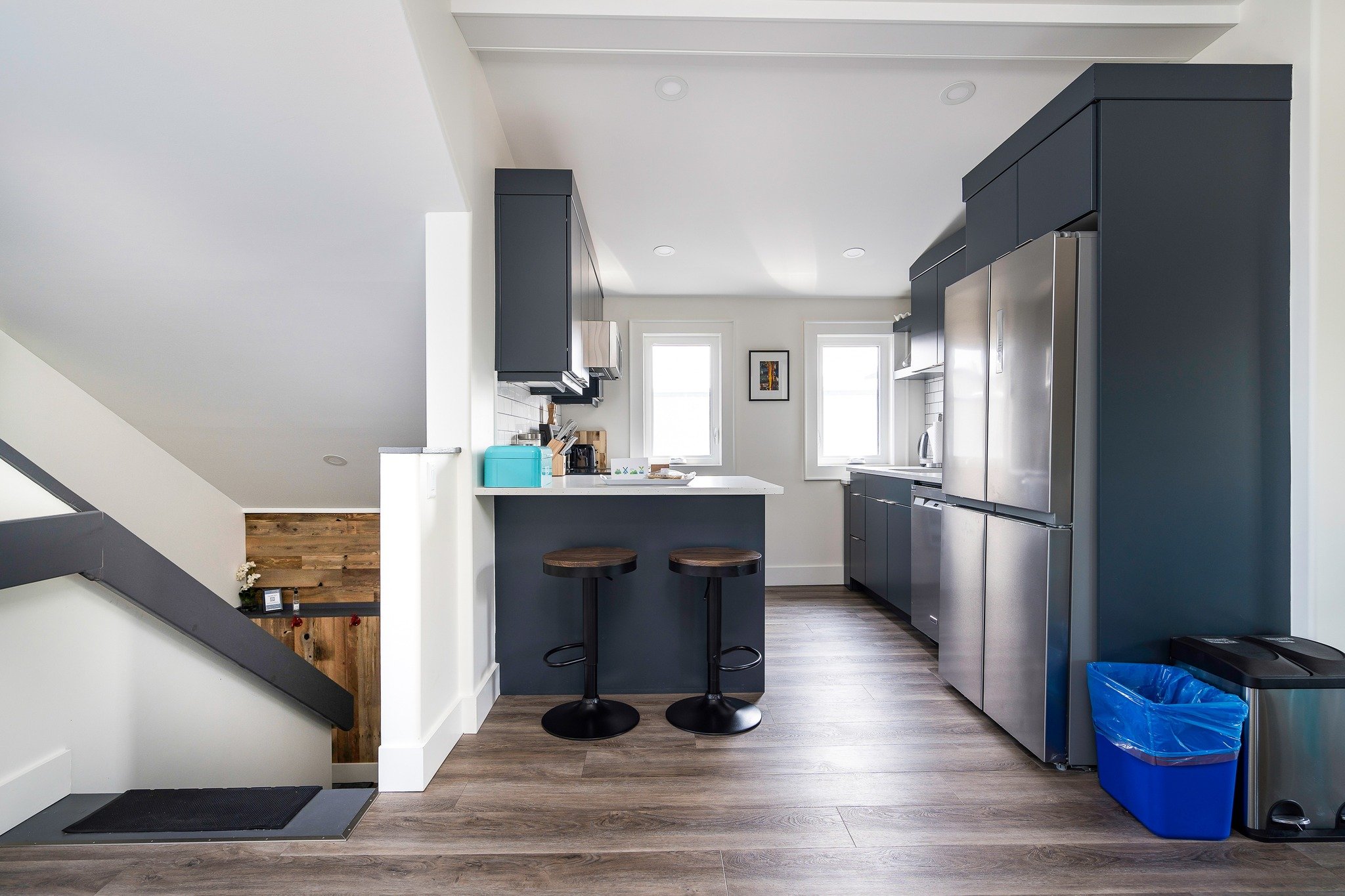 Escape to our Paddle Room! 🌊✨ This spacious 1-bedroom apartment features a king-size bed, a full kitchen, and an inviting open living/dining area. Perfect for your next adventure! 🛶🌅 

#PaddleRoom #MeafordGetaway #hillsmeaford