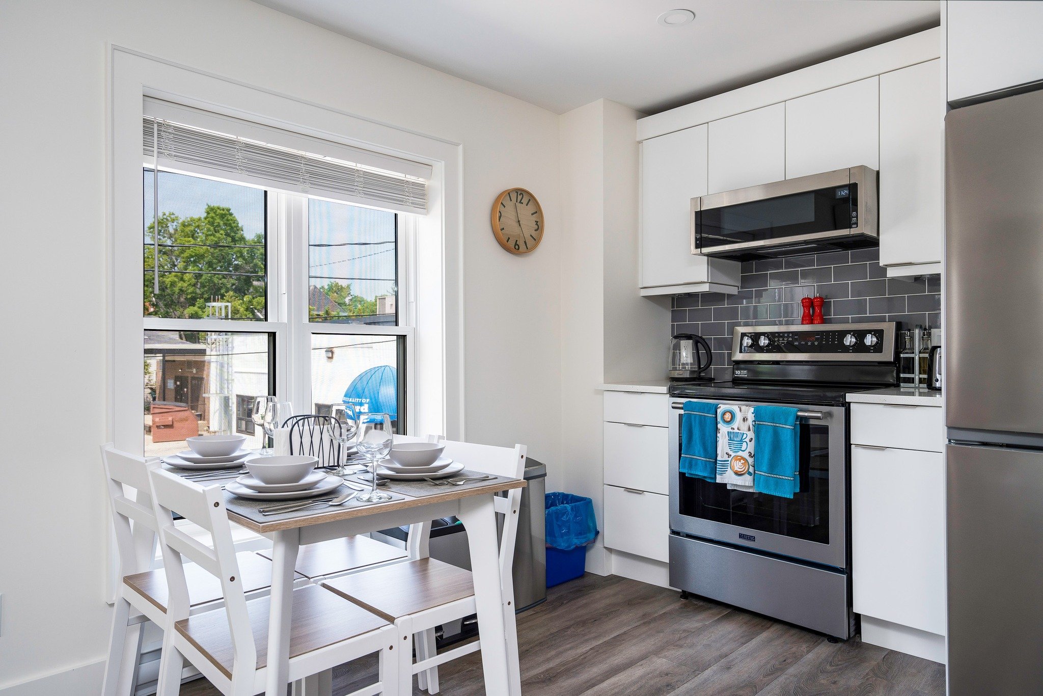 Hit the slopes and then relax in our Ski Suite! ❄️🏔️ This cozy second-floor, two-bedroom apartment boasts an open kitchen, living, and dining area with large windows that let in all that natural light. Perfect for unwinding after a day of adventure!